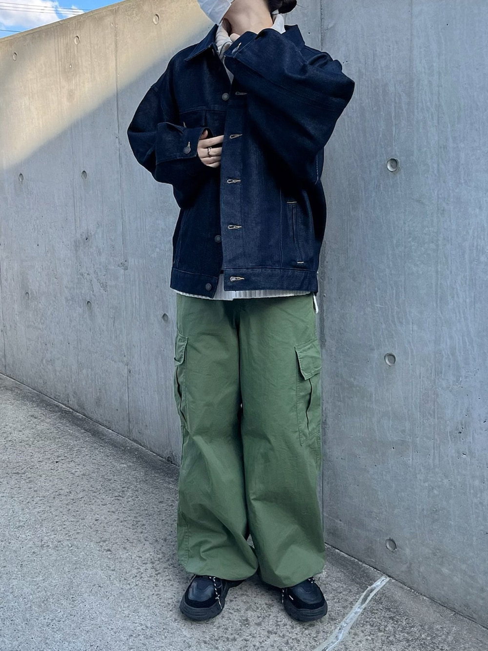 「カジュアルコーデ、お出かけコーデ、メンズライク、デニムジャケット、カーゴパンツ、ビッグシルエット、シンプルコーデ、プチプラコーデ、カーキ、カーキパンツ、スニーカーコーデ、ボーダートップス」｜「MONO-MART LADY'Sのビッグシルエットシンチバックデザインデニムジャケット（デニムジャケット、ブルー系）」を使った、Mocyaさん（レディース・161cm）の冬コーディネートの1枚目の写真