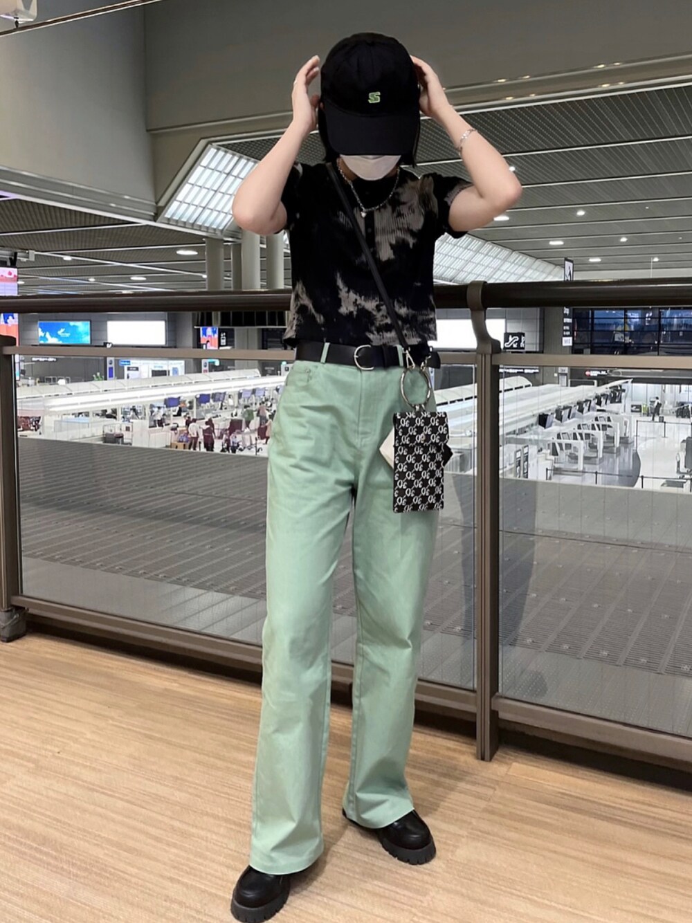 「デニムっていいよね、韓国ファッション、韓国コーデ、夏コーデ、シンプル、カラー×コーデ、カジュアルコーデ、メンズライク、ボーイッシュ、ハイウエストパンツ、キャップ、ベルト、ストリート、ストリートコーデ、グリーン」｜「WHO'S WHO galleryのヘンリーネックTEE（Tシャツ/カットソー、ブラック系）」を使った、Mocyaさん（レディース・161cm）の夏コーディネートの1枚目の写真