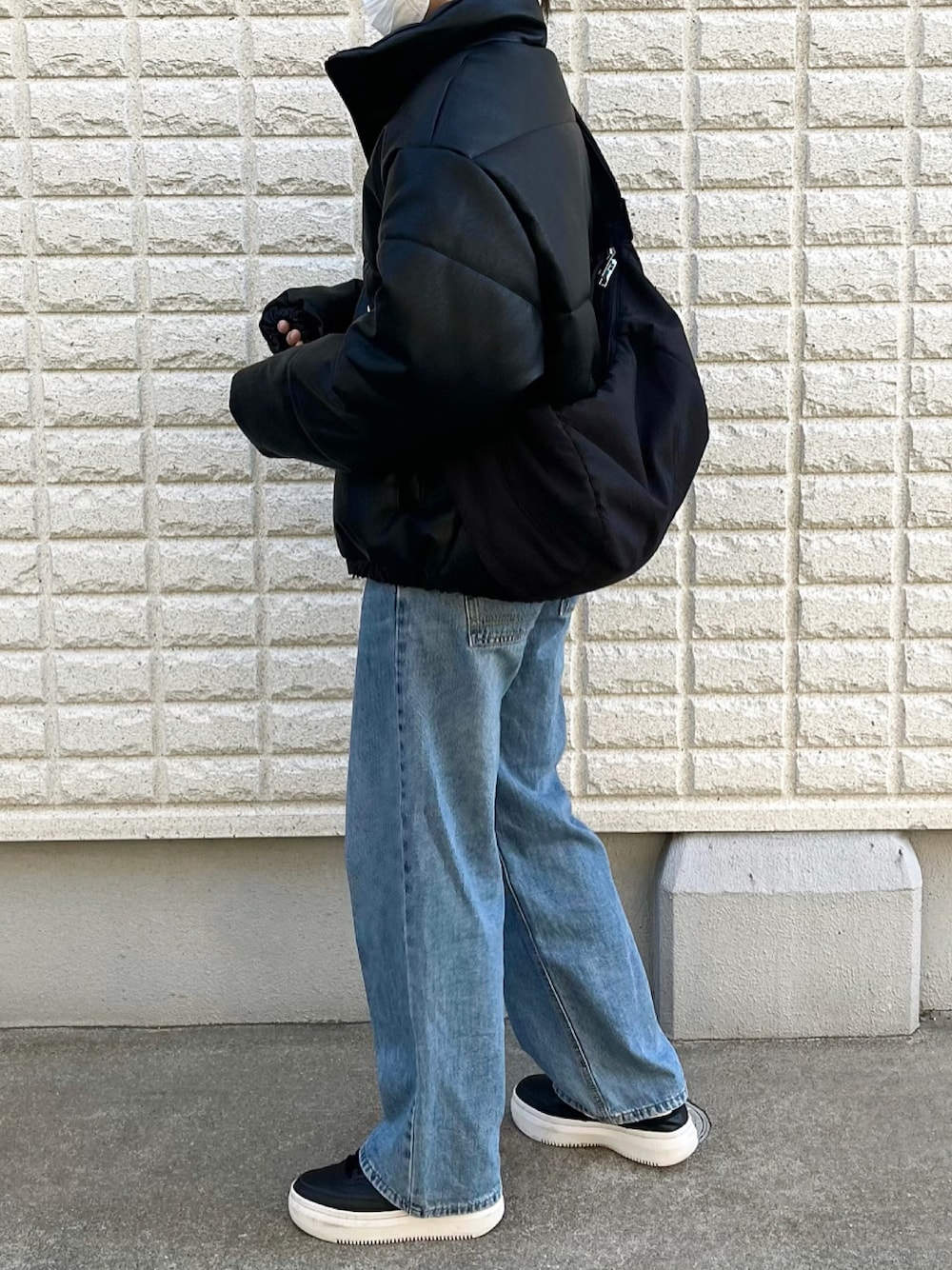 「ファッションを楽しもう、WEARyouthコーデ、couro、PR、ダウンジャケット、レザージャケット、ジャケット、カジュアルコーデ、秋冬コーデ、メンズライク、デニムパンツ、シンプルコーデ、スニーカーコーデ、韓国ファッション、ootd」｜「COUROのスタンドカラーPUレザー中綿ダウンジャケット（ダウンジャケット/コート、ブラック系）」を使った、Mocyaさん（レディース・161cm）の秋コーディネートの1枚目の写真