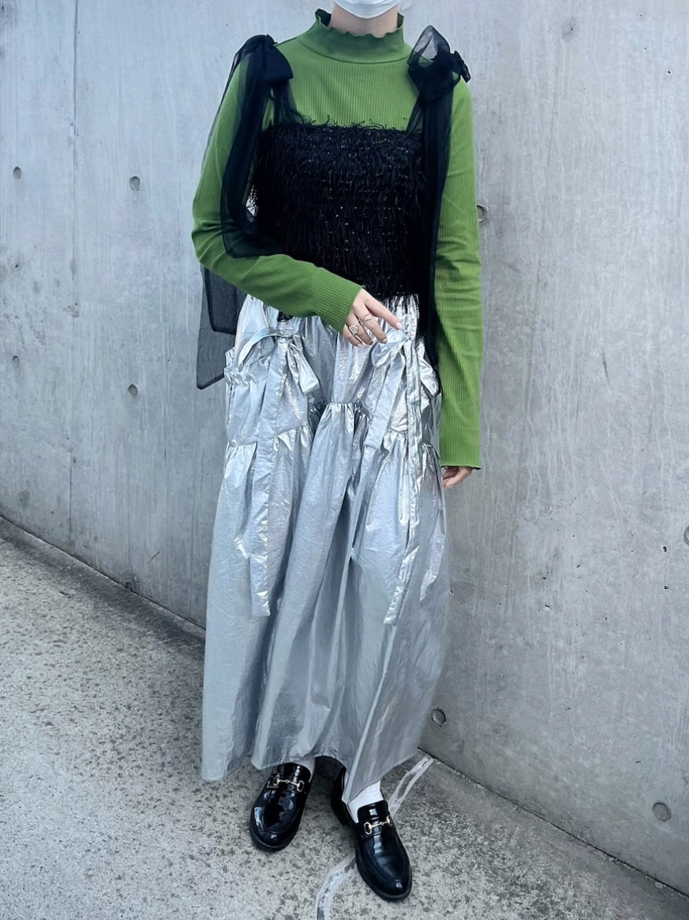 「春服コーデ、春コーデ、おでかけコーデ、グリーン、グリーンコーデ、カラーコーデ、シルバー、スカート、フレアスカート、カジュアル、フェミニン、ビスチェ、チュール、ハイネック、ローファー」｜「VIOLETTAのフリンジチュールリボンビスチェ（その他トップス、ブラック系）」を使った、Mocyaさん（レディース・161cm）の春コーディネートの1枚目の写真