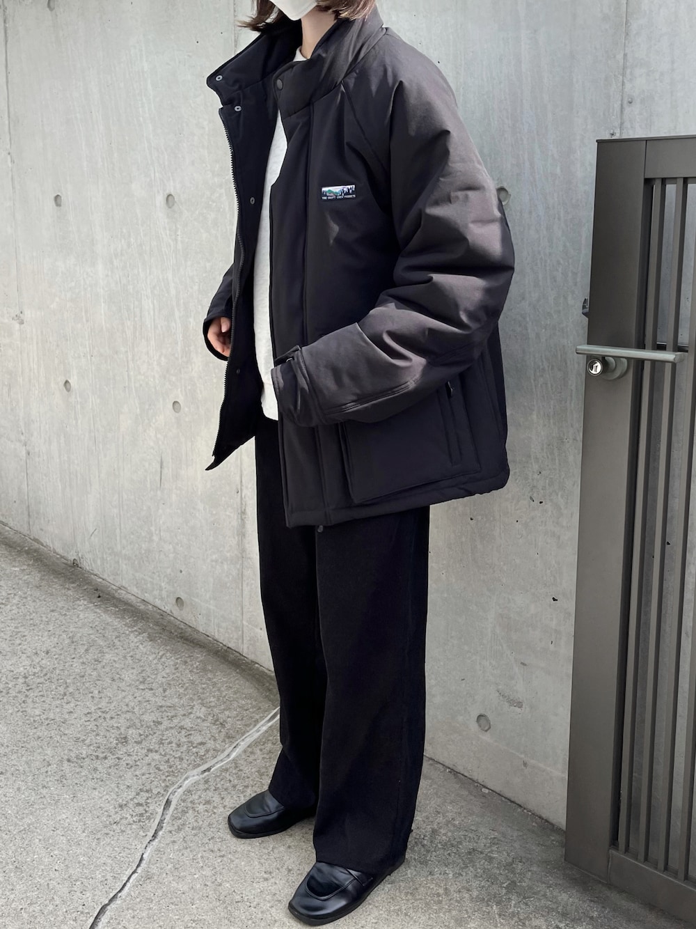 「ファッションを楽しもう、WEARyouthコーデ、ダウンジャケット、モノトーンコーデ、モノトーン、メンズライク、ユニセックス、ブラックコーデ、カジュアルコーデ、シンプルコーデ、プチプラコーデ、スウェット、ローファー、コーデュロイパンツ」｜「SVECのスクエアトゥ コイン ローファー（ローファー、ブラック系）」を使った、Mocyaさん（レディース・161cm）の秋コーディネートの1枚目の写真