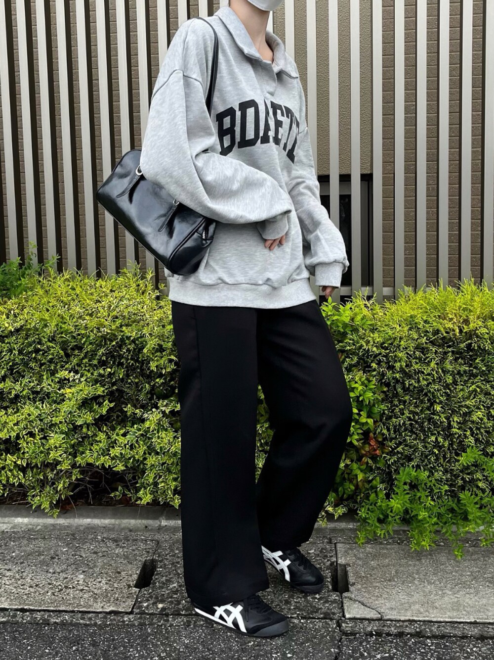 「秋服まるっと大公開、秋服、大人カジュアル、カジュアルコーデ、ゆるコーデ、ラフ、メンズライク、スウェット、スラックス、パンツスタイル、スニーカーコーデ、モノトーンコーデ、モノトーン」｜「forksy.の【forksy.】センタープレス ハイウエストストレートスラックスパンツ（スラックス、ブラック系）」を使った、Mocyaさん（レディース・161cm）の秋コーディネートの1枚目の写真
