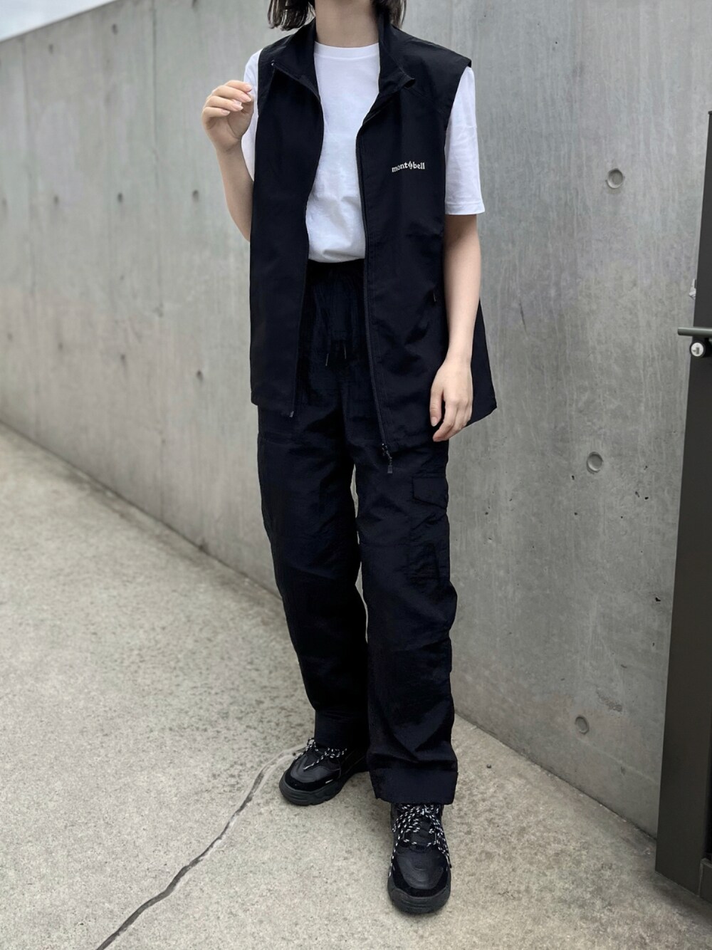 「お出かけコーデ日記、シンプルコーデ、白Tシャツ、Tシャツ、ナイロンパンツ、カーゴパンツ、モノトーンコーデ、カジュアルコーデ、ベスト、夏コーデ、プチプラコーデ、ラフコーデ、mont-bell、アウトドアスタイル、メンズライク」｜「GAPのベーシック 無地 ウルトラソフト Tシャツ（Tシャツ/カットソー、ホワイト系）」を使った、Mocyaさん（レディース・161cm）の春コーディネートの1枚目の写真