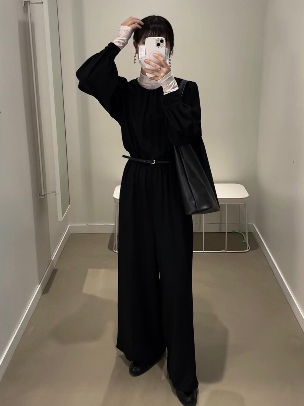 「お出かけコーデ日記、おでかけコーデ、大人コーデ、オトナカワイイ、モード、キレイめ、休日スタイル、モノトーンコーデ、ブラックコーデ、シアートップス、ローファー、オールインワン」｜「SVECのミニマル トライアングル トートバッグ（トートバッグ、ブラック系）」を使った、Mocyaさん（レディース・161cm）の春コーディネートの1枚目の写真