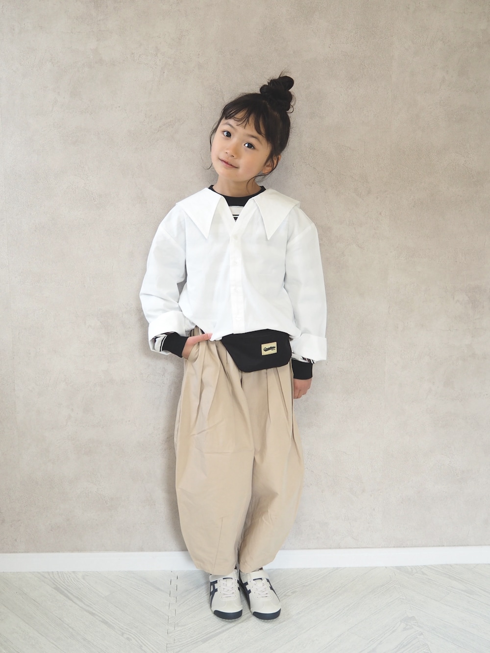 その他のTシャツ/カットソー、ホワイト系のシャツ/ブラウス、ベージュ系のその他パンツを着用したキッズの冬コーディネートの1枚目の写真