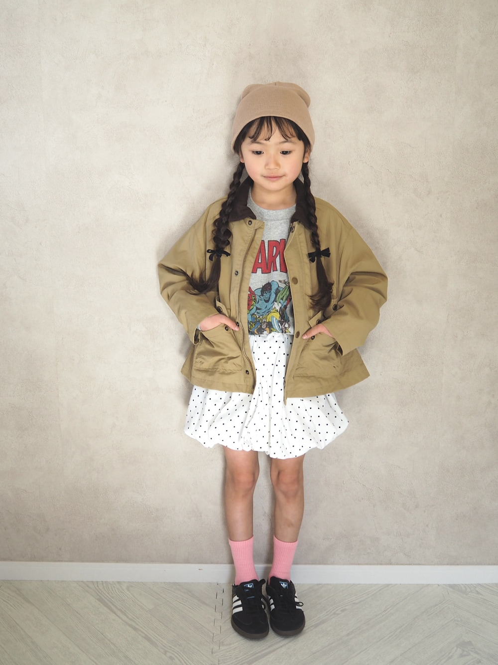 ホワイト系のスカート、ブラック系のスニーカー、グレー系のTシャツ/カットソーを着用したキッズの冬コーディネートの1枚目の写真