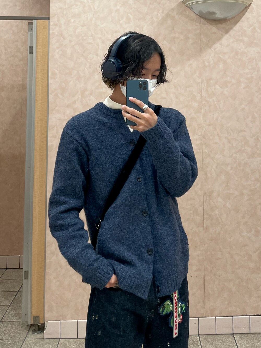 「休日スタイル、ゆるコーデ、シンプル、冬コーデ、カーディガン、低身長コーデ、ユニクロ、大学生、古着、カジュアル、ニットコーデ、ワイドパンツ、タートルネック、デニムコーデ、低身長」｜「charles jeffreyのアイテム（ファッション雑貨、グリーン系）」を使った、cocoさん（メンズ・166cm）の冬コーディネートの1枚目の写真