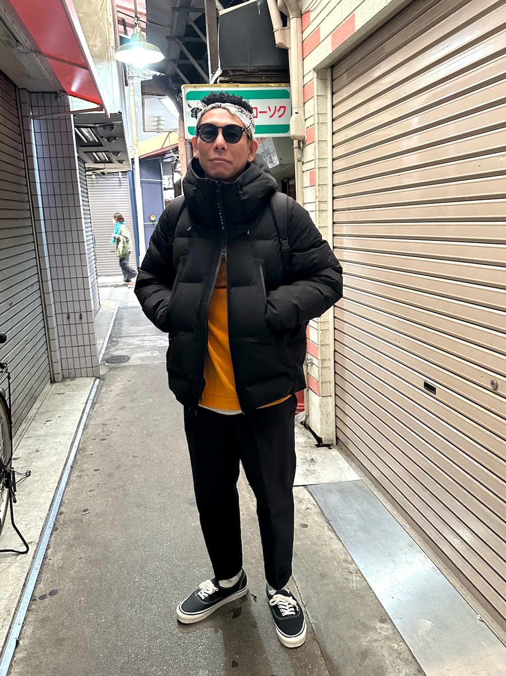 「おでかけコーデ、ダウンジャケット、デサント オルテライン、KAPTAIN SUNSHINE、スニーカー、スニーカーコーデ、VANS、authentic、バンダナ、NEEDLES、ストリート、サングラス、スラックス、ドメスティックブランド、おじさん」｜「Kaptain Sunshineの【KAPTAIN SUNSHINE / キャプテンサンシャイン】 One Pleats Trousers＃（その他パンツ、ブラック系）」を使った、dai5rouさん（メンズ・170cm）の冬コーディネートの1枚目の写真