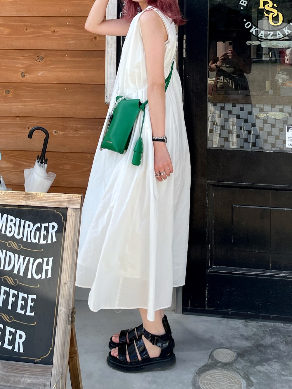 「シンプルコーデ、ラクチンコーデ、オトナカジュアル、カジュアル、ワントーンコーデ、きれいめカジュアル、夏コーデ、海、ワンピース、ホワイト、おしゃれさんと繋がりたい、ジーナシス」｜「Dr. MartensのDr.Martens/ドクターマーチン/CLARISSA Ⅱ（サンダル、ブラック系）」を使った、mさん（レディース・164cm）の夏コーディネートの1枚目の写真