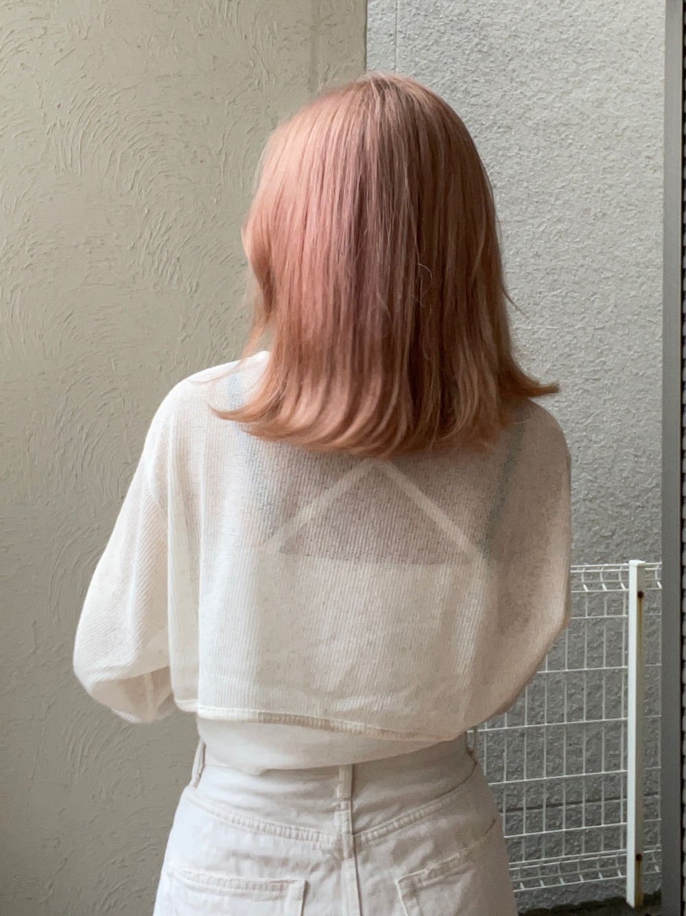 「シンプル、オトナ女子、初秋コーデ、お洒落さんとつながりたい、ootd、休日スタイル、デニム、ホワイト、韓国ファッション、ジーナシス、韓国ブランド」｜「MOUSSYのHW WHT LOOSE STRAIGHT（デニムパンツ、ホワイト系）」を使った、mさん（レディース・164cm）の夏コーディネートの1枚目の写真