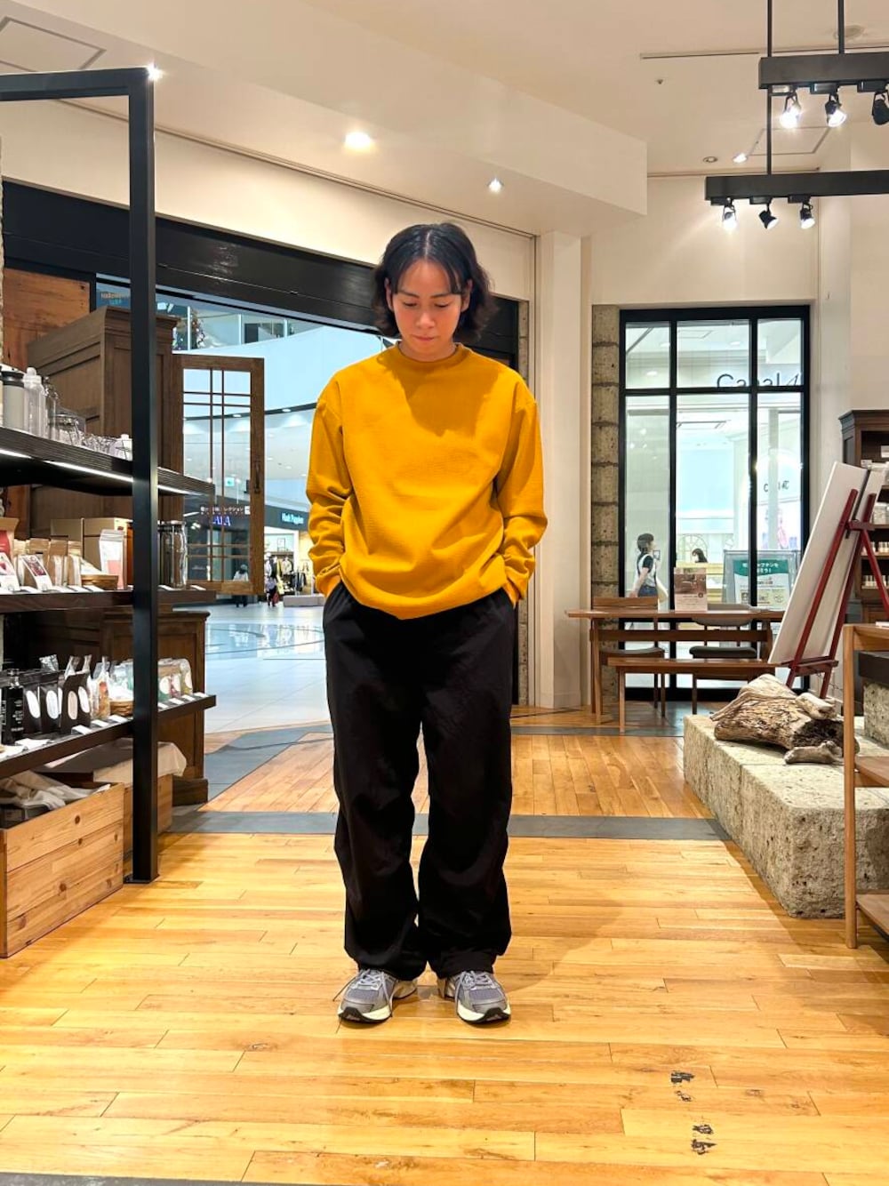 グレー系のスニーカー、ブラック系のその他パンツ、イエロー系のTシャツ/カットソーを着用したメンズの秋コーディネートの1枚目の写真