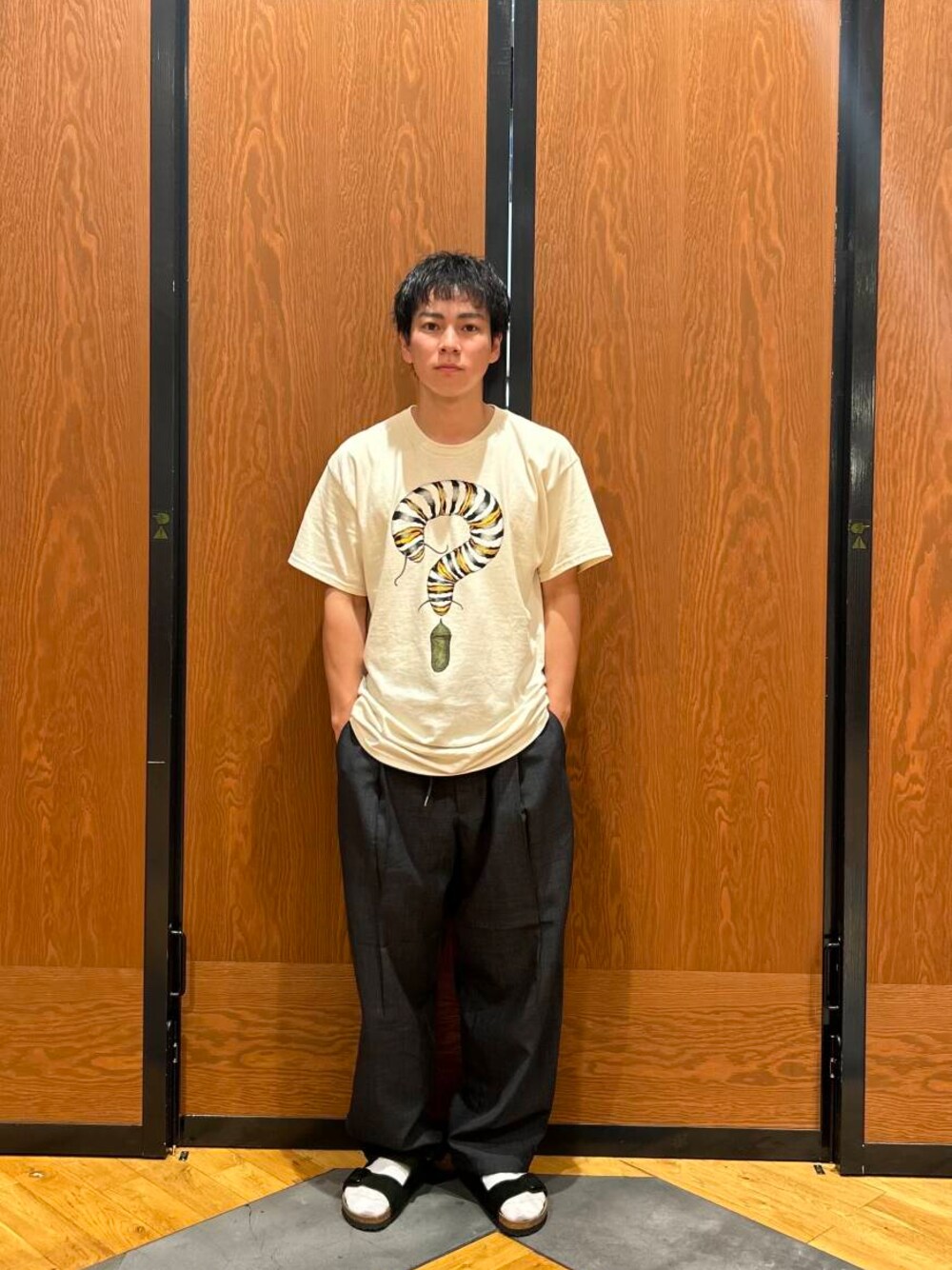 グレー系のその他パンツを着用したメンズの夏コーディネートの1枚目の写真