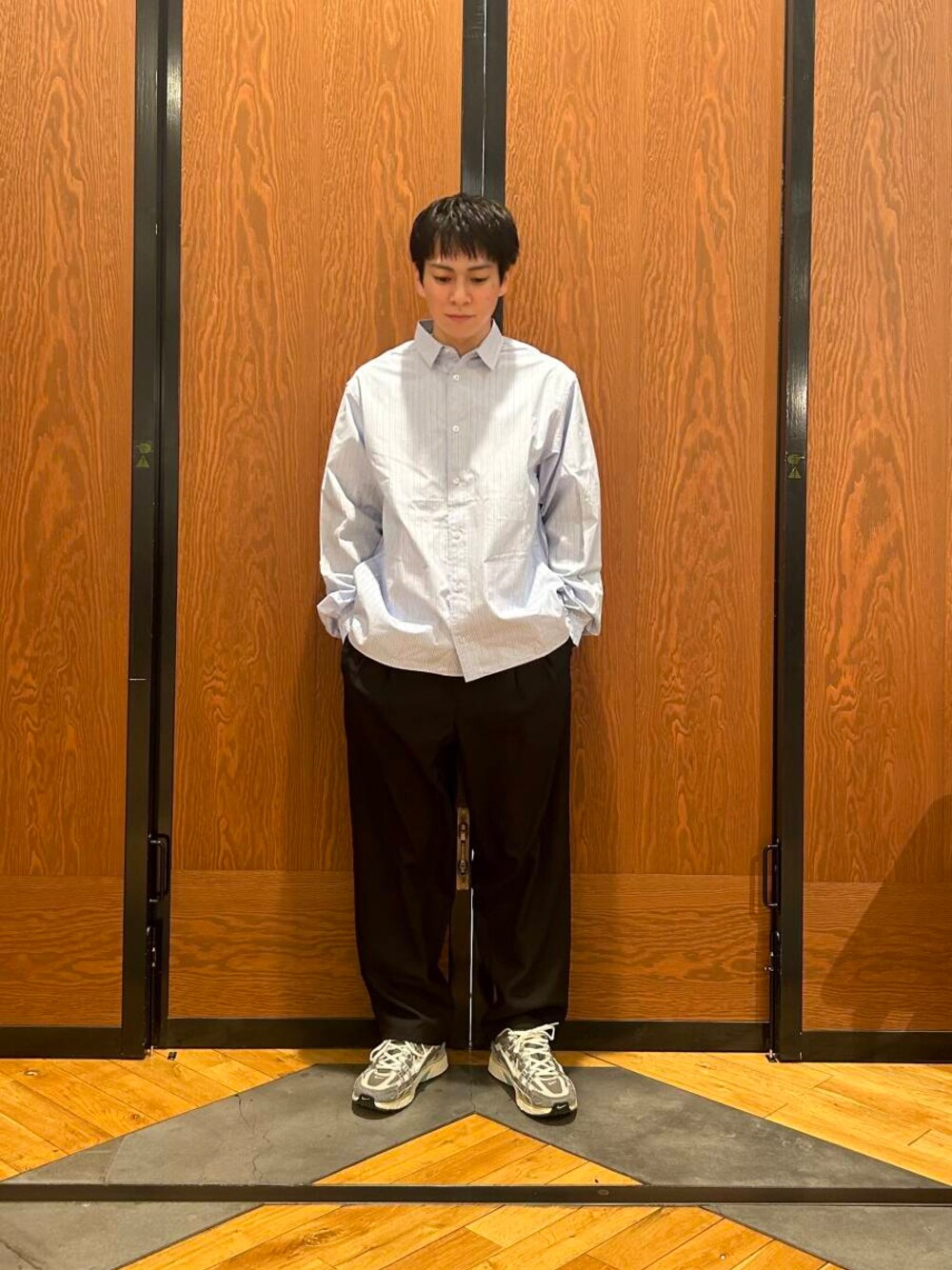 ブルー系のその他パンツを着用したメンズの冬コーディネートの1枚目の写真