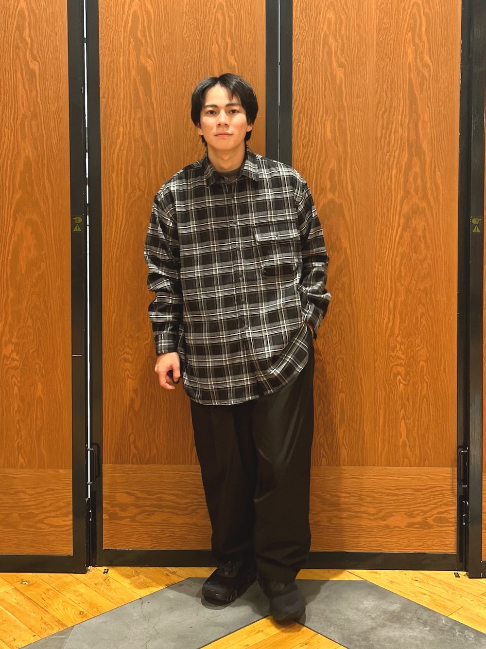 ブラック系のシャツ/ブラウス、ブラック系のその他パンツ、ブラック系のスニーカーを着用したメンズの秋コーディネートの1枚目の写真