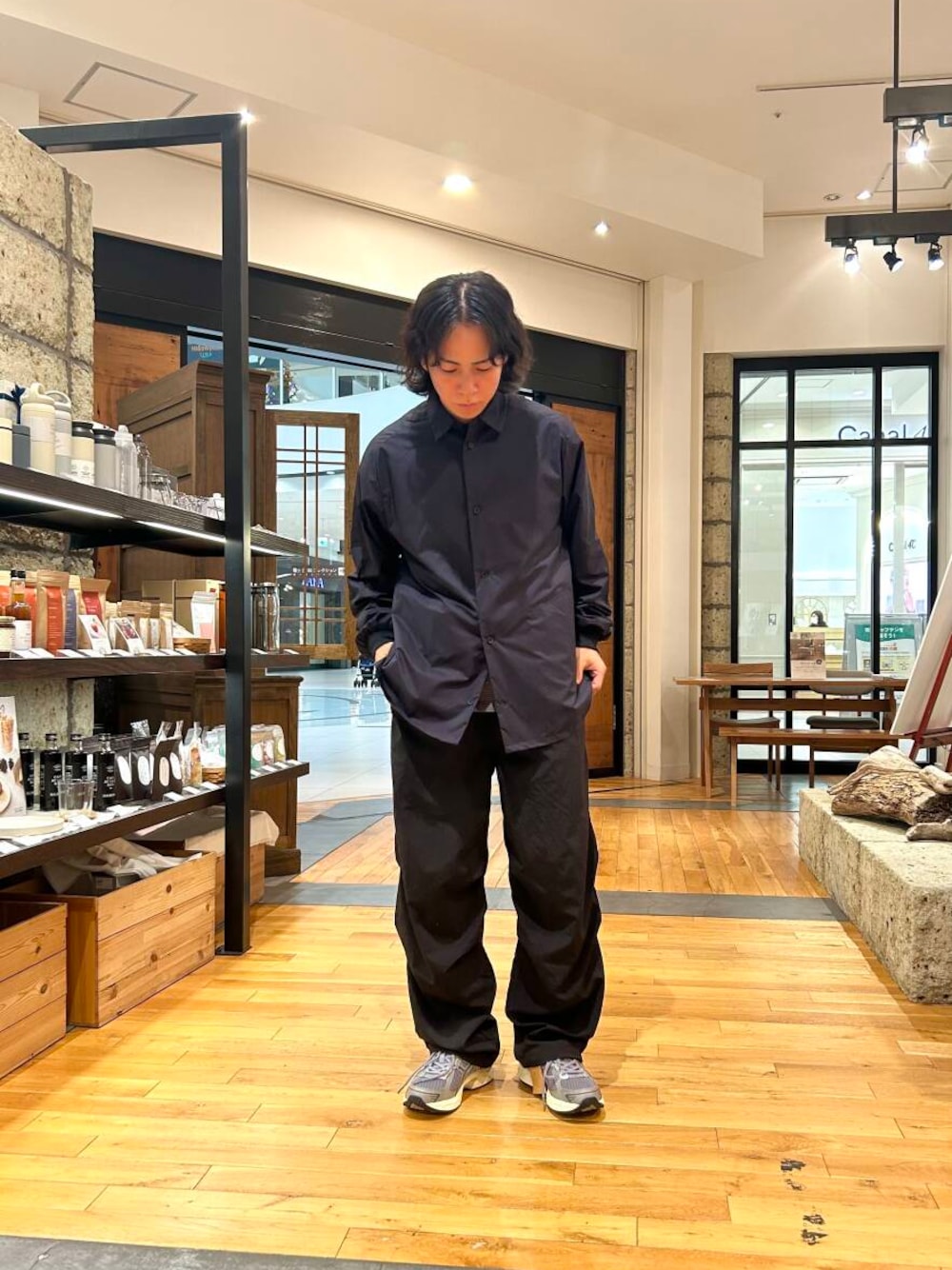 ブラック系のシャツ/ブラウス、グレー系のTシャツ/カットソー、グレー系のスニーカーを着用したメンズの秋コーディネートの1枚目の写真