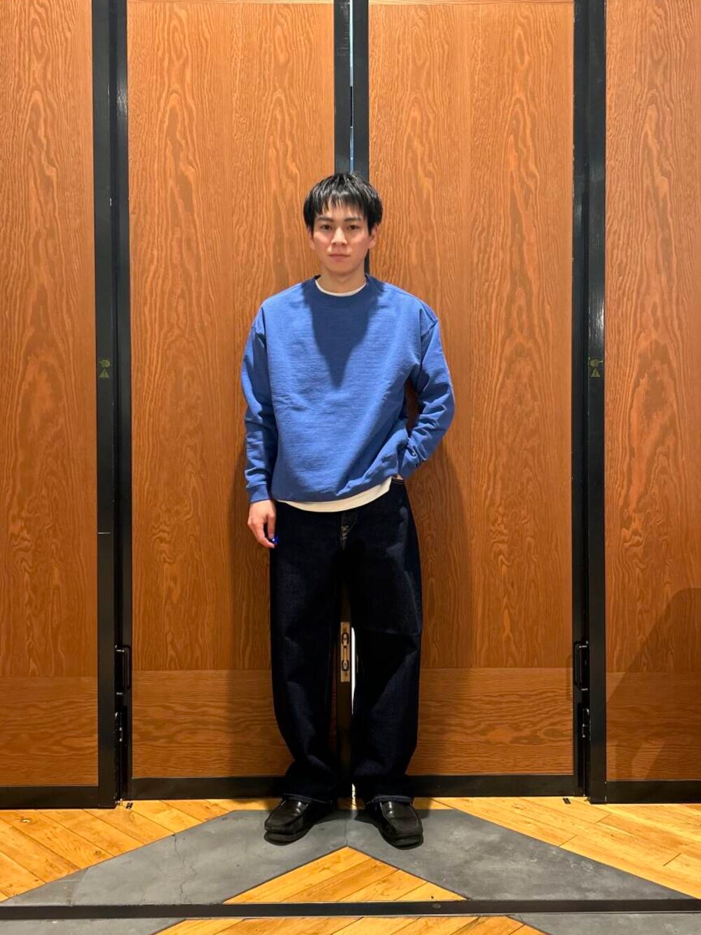 ブルー系のデニムパンツを着用したメンズの冬コーディネートの1枚目の写真