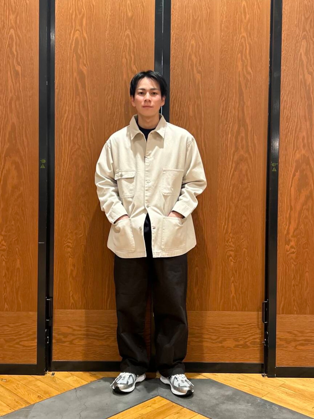 「シンプル、デートコーデ、スニーカーコーデ、春アウター、newarrival、doors、低身長コーデ、春カラーコーデ、低身長おススメアウター、私のイチ推しブランド、スタッフのこれ買いました、最旬アウターコーデ、過ごしやすい、暮らしを楽しむ、春のジャケットスタイル」｜「URBAN RESEARCH DOORSのワンタック ウェポンパンツ（その他パンツ、グレー系）」を使った、ほしださん（メンズ・170cm）の春コーディネートの1枚目の写真