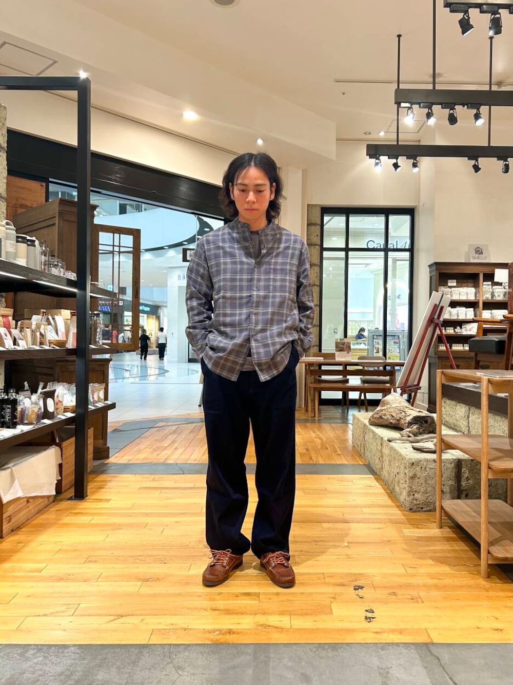 ブルー系のデニムパンツ、グレー系のシャツ/ブラウス、ブラウン系のその他シューズを着用したメンズの秋コーディネートの1枚目の写真