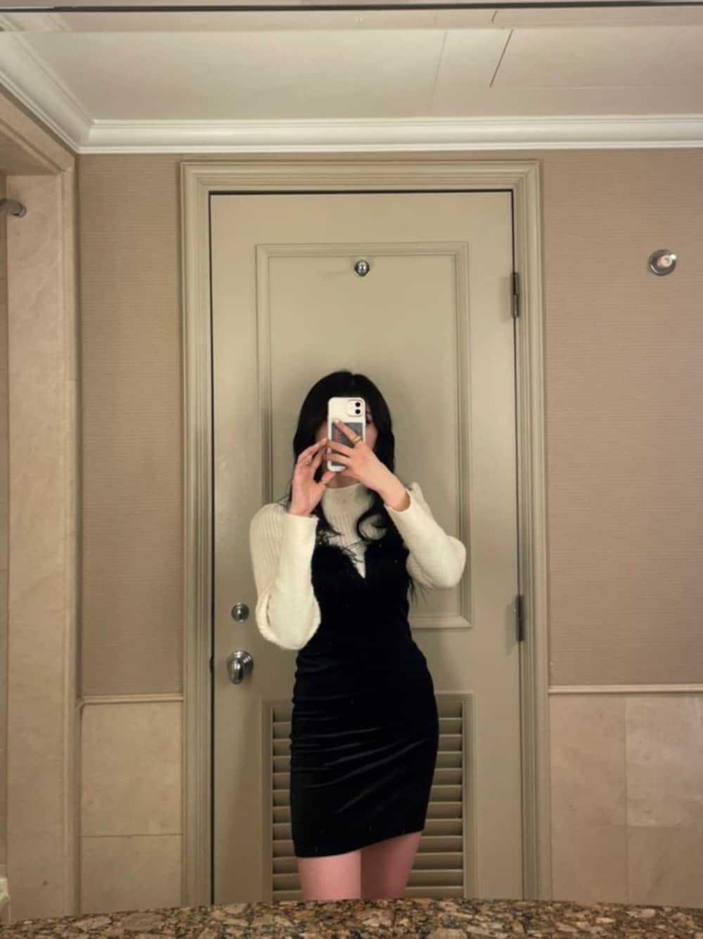 ブラック系のワンピース/ドレスを着用したレディースの秋コーディネートの1枚目の写真