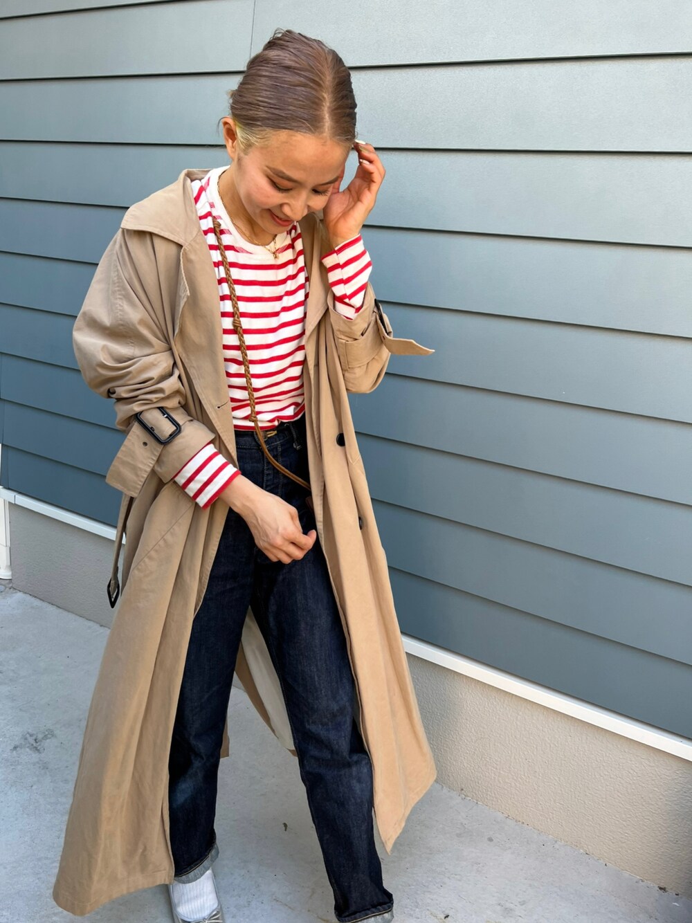 「秋ルック紹介するよ、秋冬コーデ、秋服、秋服コーデ、きれいめカジュアル、ボーダートップス、トレンチコート、ママコーデ、大人カジュアル、着回しコーデ、シンプルコーデ」｜「BLACK BY MOUSSYのKONA One wash DENIM（デニムパンツ、ブルー系）」を使った、aiさん（レディース・161cm）の秋コーディネートの1枚目の写真