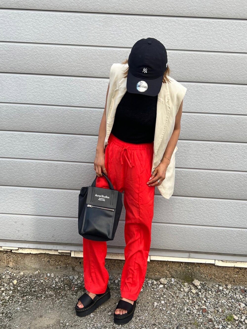 「シンプルコーデ、夏コーデ、カジュアルコーデ、今日のコーデ、プチプラコーデ、ootd、カラーパンツ」｜「Acne StudiosのAcne Studios Leather-Trimmed Nylon Tote Bag（トートバッグ、ブラック系）」を使った、aiさん（レディース・161cm）の夏コーディネートの1枚目の写真