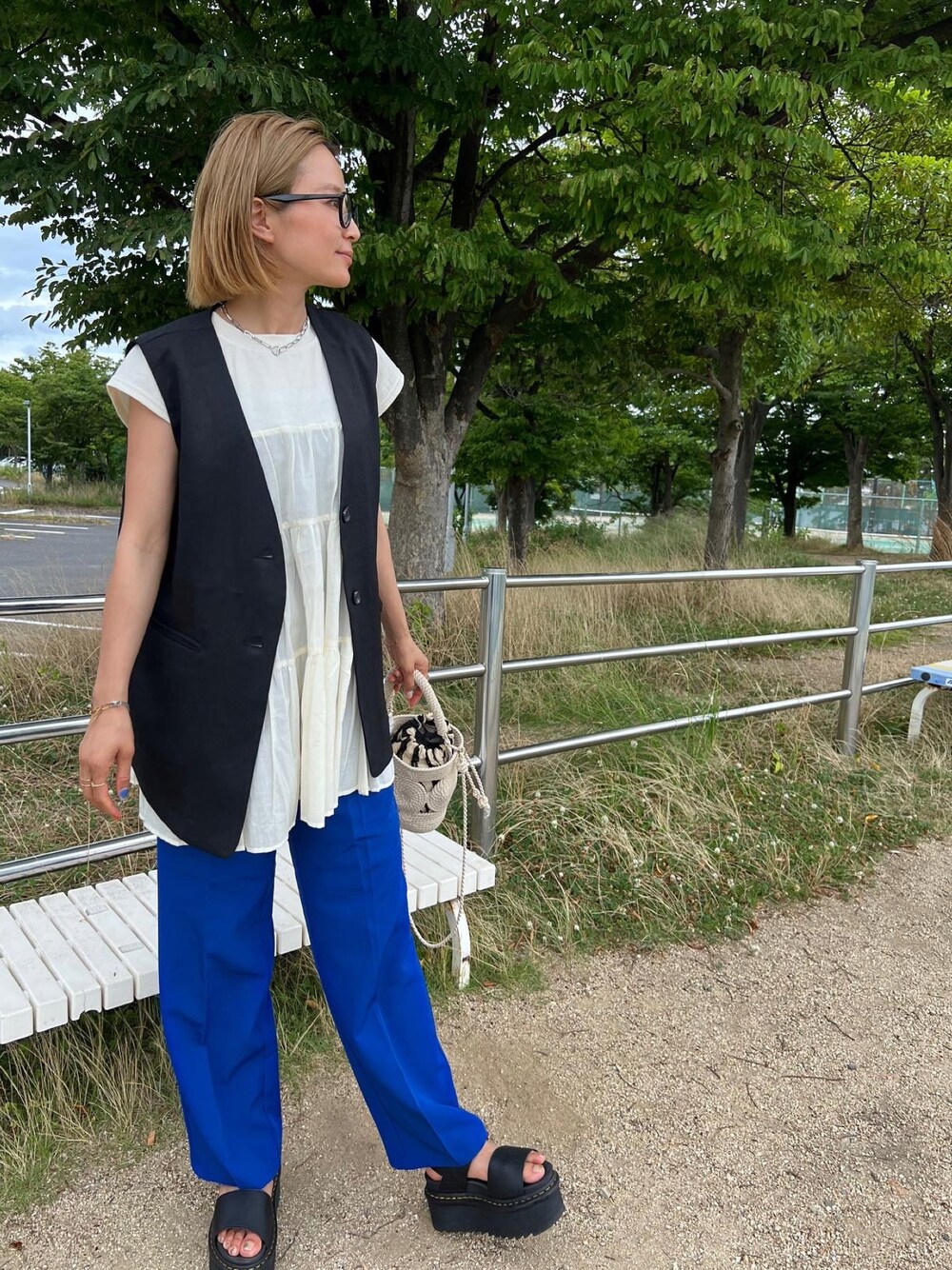 「プチプラ、大人コーデ、オトナカワイイ、シンプルコーデ、お洒落さんとつながりたい、ootd、カジュアル、カラーパンツ」｜「moment+のセンタープレスハイウエストツータックセミワイドパンツ（スラックス、ブルー系）」を使った、aiさん（レディース・161cm）の夏コーディネートの1枚目の写真
