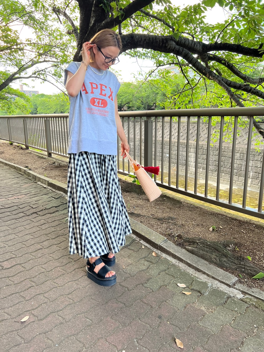 「大人カジュアル、ゆるコーデ、夏服、サンダル、ママコーデ、メガネ女子、カジュアルコーデ、スカート」｜「Dr. Martensの【Dr.Martens】VOSS QUAD SNDL（サンダル、ブラック系）」を使った、aiさん（レディース・161cm）の夏コーディネートの1枚目の写真