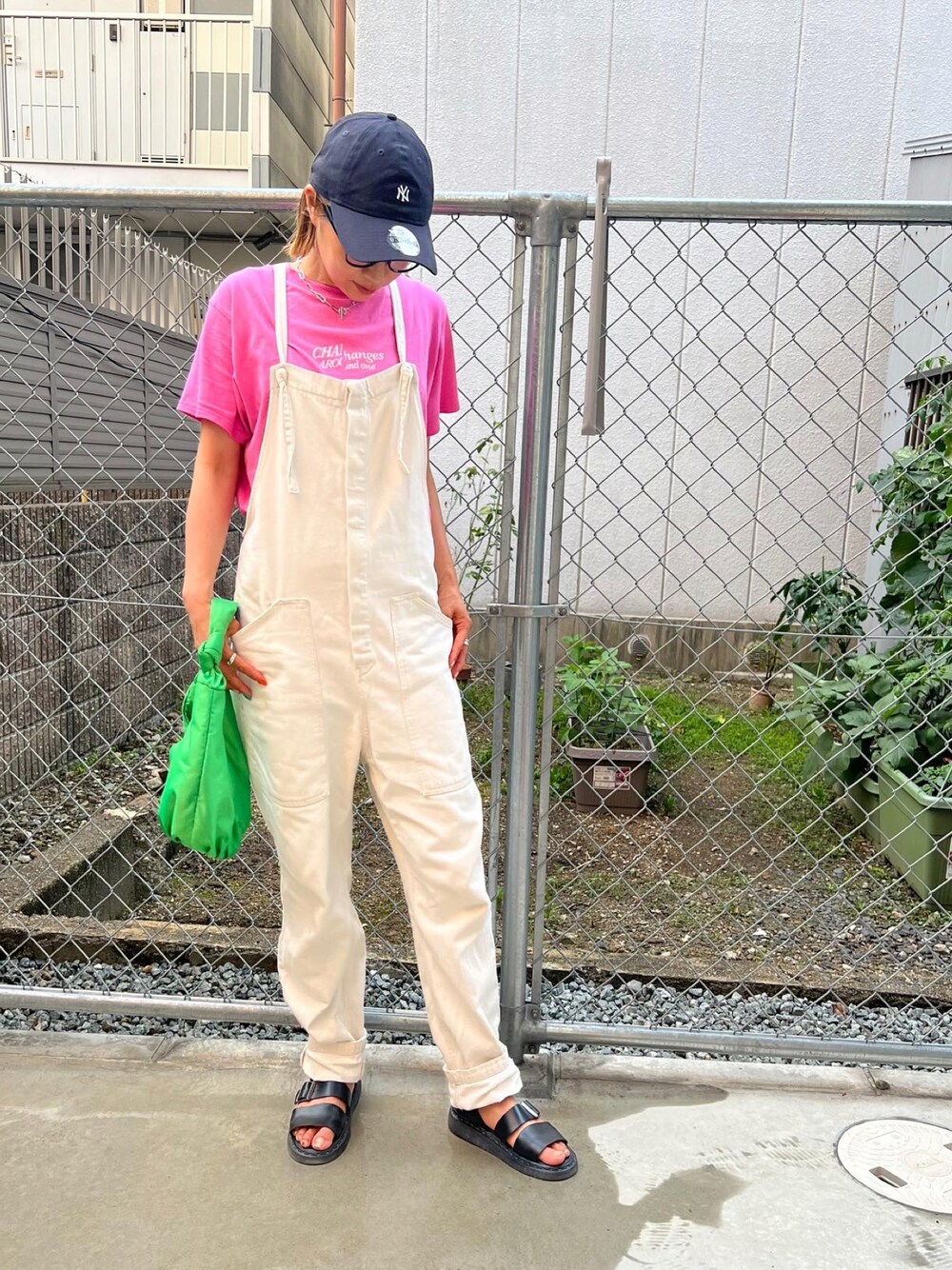 「夏コーデ、ラクチンコーデ、着回しコーデ、カラーコーデ、ママコーデ、サロペット、メガネ女子、プチプラコーデ、シンプルコーデ」｜「UngridのカラーロゴルーズTee（Tシャツ/カットソー、ピンク系）」を使った、aiさん（レディース・161cm）の夏コーディネートの1枚目の写真