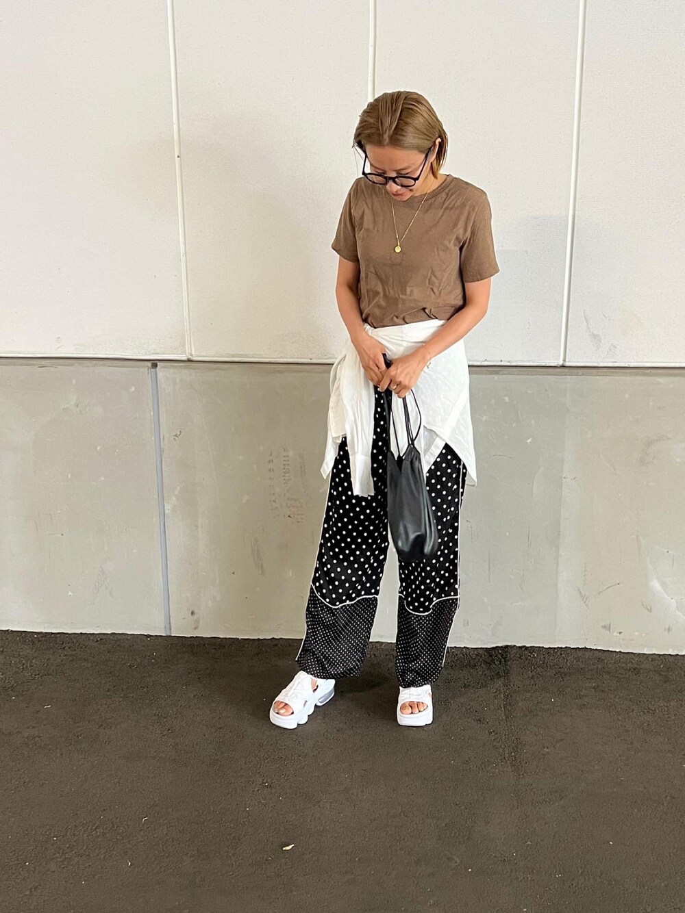 「オトナカジュアル、ootd、シンプルコーデ、サンダル、ママファッション、着回しコーデ、メガネ女子」｜「titivateのﾄﾞｯﾄ柄ｾﾐﾜｲﾄﾞﾊﾟﾝﾂ（その他パンツ、ブラック系）」を使った、aiさん（レディース・161cm）の夏コーディネートの1枚目の写真