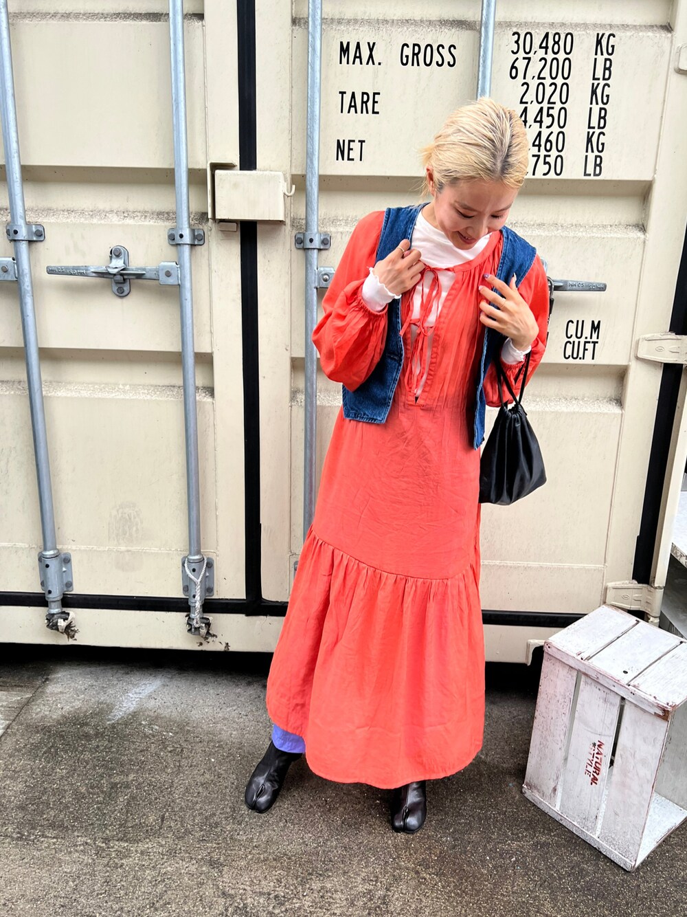 「秋ルック紹介するよ、オトナカジュアル、おしゃれさんと繋がりたい、プチプラコーデ、ママコーデ、シンプルコーデ、着回しコーデ、ワンピース」｜「select MOCAの2022 SS 2WAYシアーティアードマキシワンピース（ワンピース、レッド系）」を使った、aiさん（レディース・161cm）の秋コーディネートの1枚目の写真