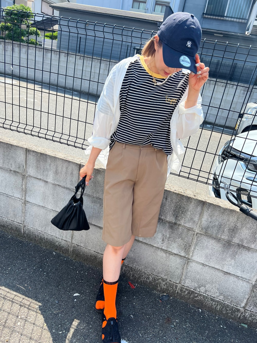 「夏コーデ、カジュアルコーデ、プチプラコーデ、NIKE、ブラウス、ボーイッシュ、ボーイズライク、ママコーデ」｜「SHIPS anyの【SHIPS any別注】THE KNiTS: カラーボーダー リンガーTEE◆（Tシャツ/カットソー、ブルー系）」を使った、aiさん（レディース・161cm）の夏コーディネートの1枚目の写真