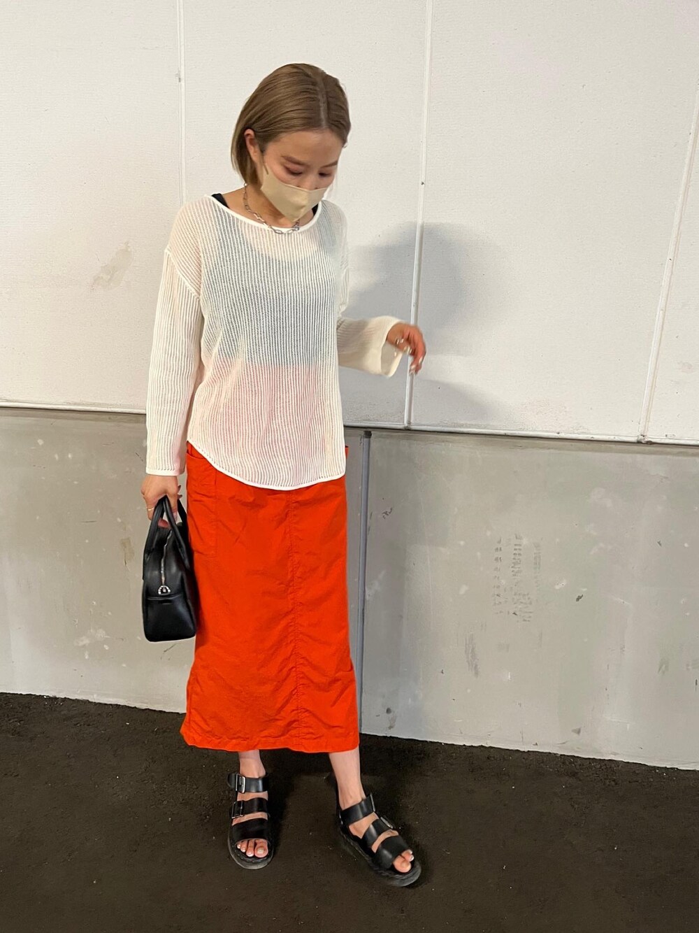 「夏、プチプラコーデ、サンダル、ラフ、スカートコーデ、カジュアルコーデ、カラーコーデ、メッシュトップス」｜「MOUSSYのHW WORK LONG スカート（スカート、オレンジ系）」を使った、aiさん（レディース・161cm）の夏コーディネートの1枚目の写真
