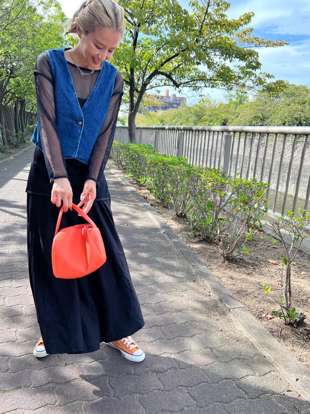 「秋ルック紹介するよ、秋服コーデ、大人カジュアル、シンプル、おしゃれさんと繋がりたい、ootd、ワンピーススタイル、ママコーデ、着回しコーデ、黒、デニムベスト」｜「CIAOPANICのバックオープンデニムクロップドベスト（ベスト、ブルー系）」を使った、aiさん（レディース・161cm）の秋コーディネートの1枚目の写真