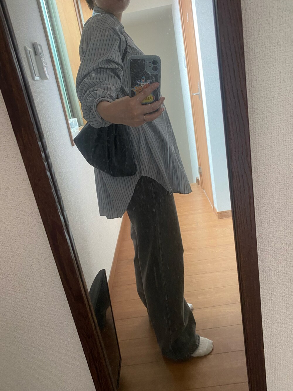 「シンプルスタイル、秋のコーデ、秋服、パンツコーデ、今日のコーデ、ラフコーデ、シャツスタイル」｜「UNIQLOのアイテム（デニムパンツ、グレー系）」を使った、のんさん（レディース・161cm）の秋コーディネートの1枚目の写真