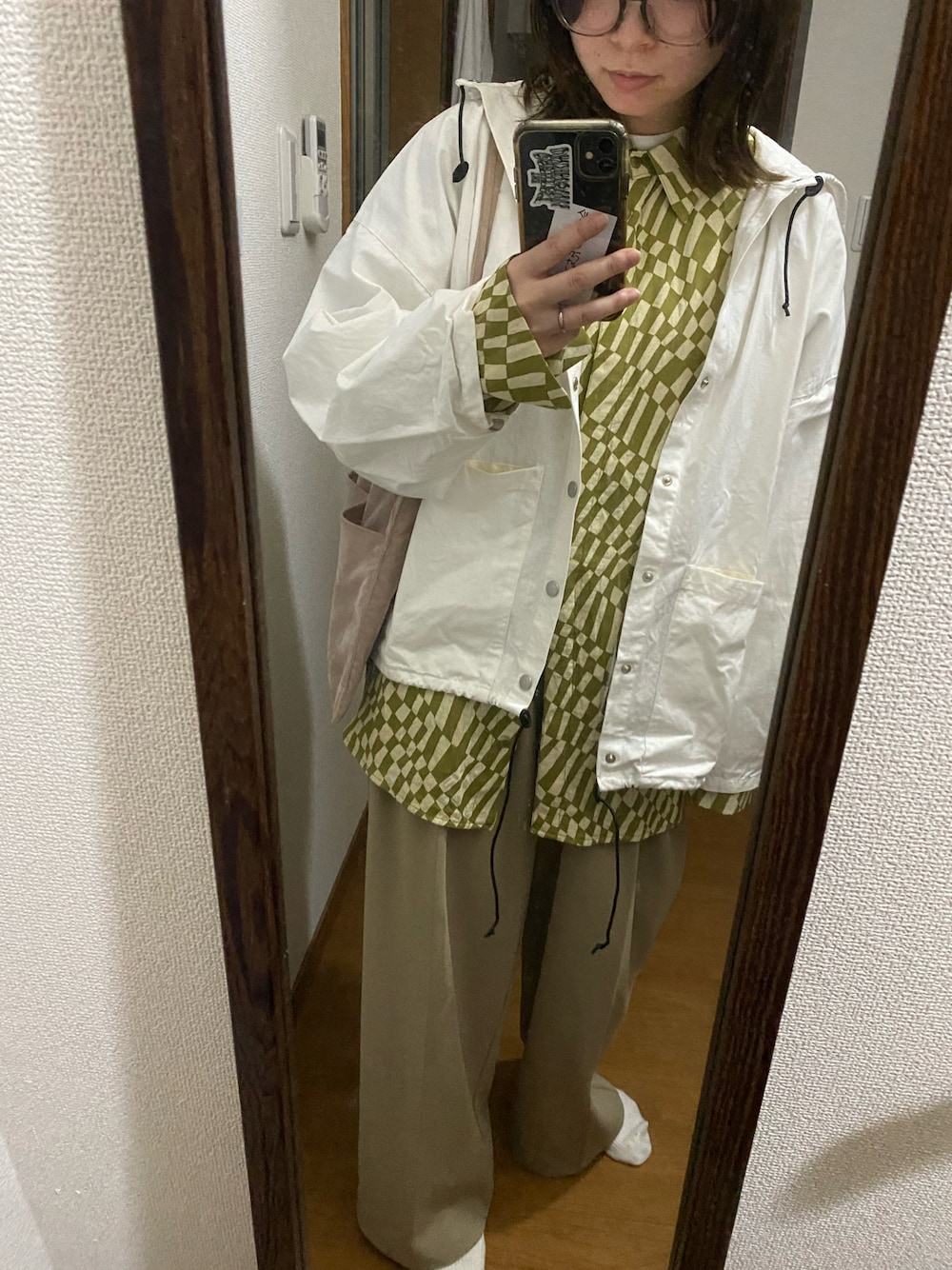 「TODAYFUL コーデ、春カラー、春アウター」｜「TODAYFULのジオメトリックオーバーシャツ（シャツ/ブラウス、グリーン系）」を使った、のんさん（レディース・161cm）の冬コーディネートの1枚目の写真