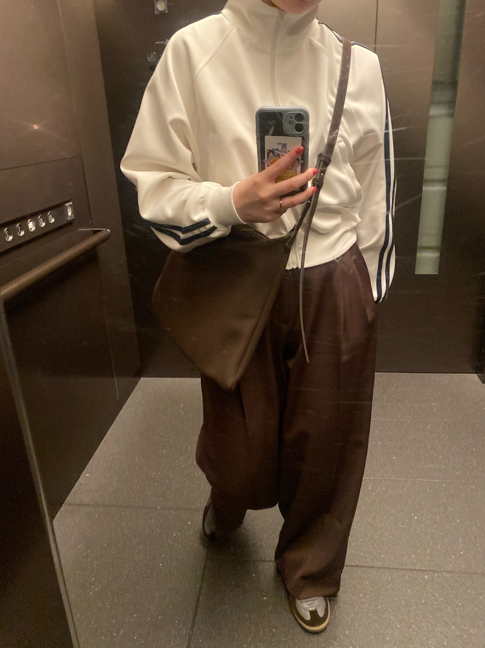 「ショルダーバッグ、ワイドパンツ、タックパンツ、スラックスパンツ」｜「TODAYFULのタックワイドトラウザース（デニムパンツ、ブラウン系）」を使った、のんさん（レディース・161cm）の春コーディネートの1枚目の写真