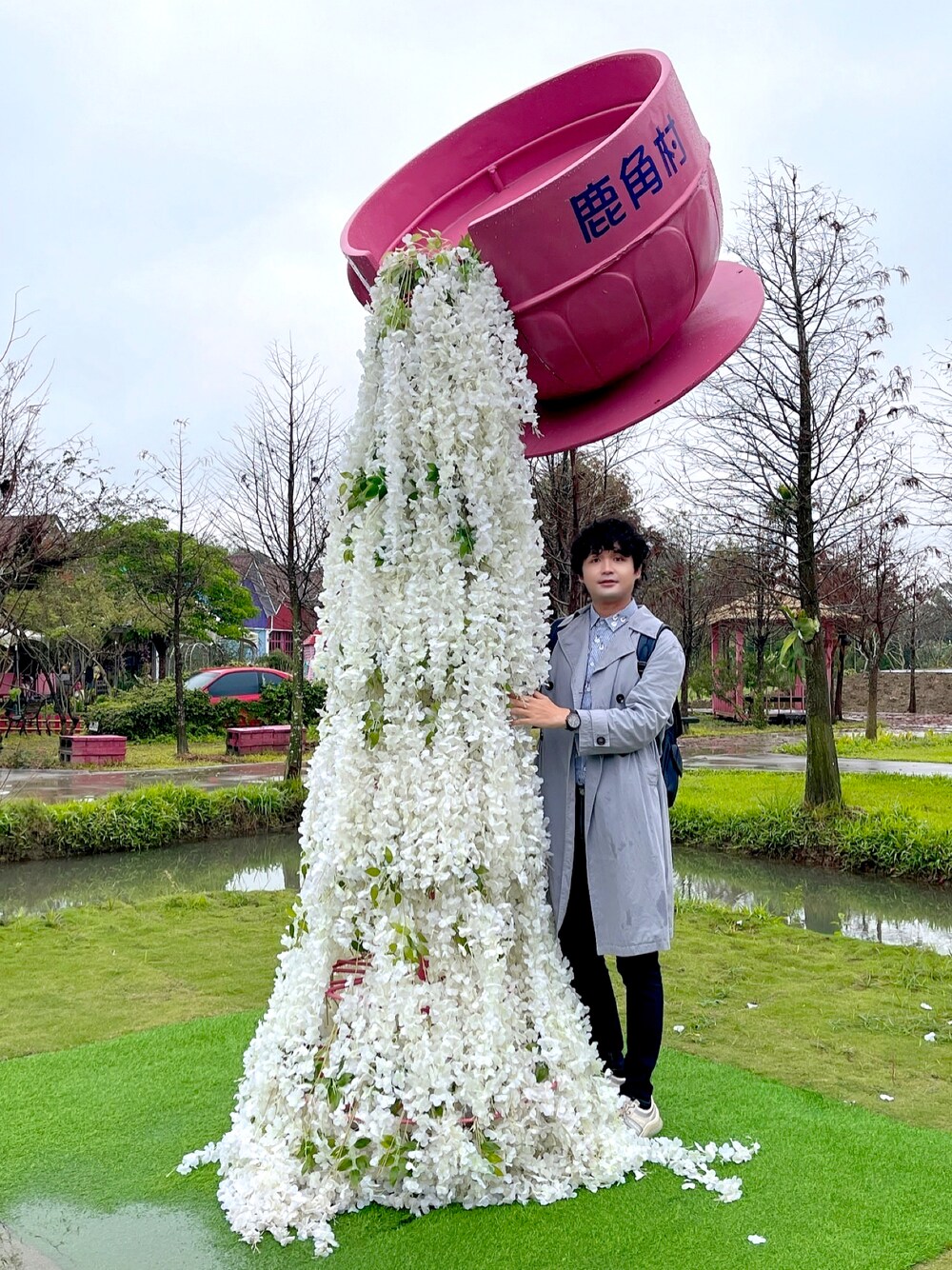 「H&Mのアイテム（トレンチコート、ブルー系）」を使った、James laurentさん（メンズ・176cm）の春コーディネートの1枚目の写真