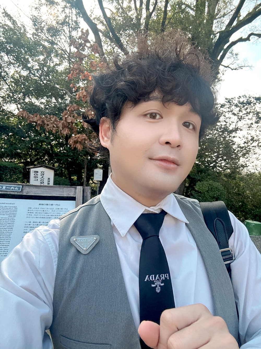「PRADAのアイテム（ネクタイ、ブラック系）」を使った、James laurentさん（メンズ・176cm）の春コーディネートの1枚目の写真