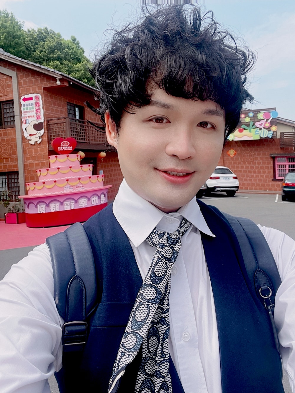 「COACHのアイテム（ストール/ショール、ブルー系）」を使った、James laurentさん（メンズ・176cm）の春コーディネートの1枚目の写真