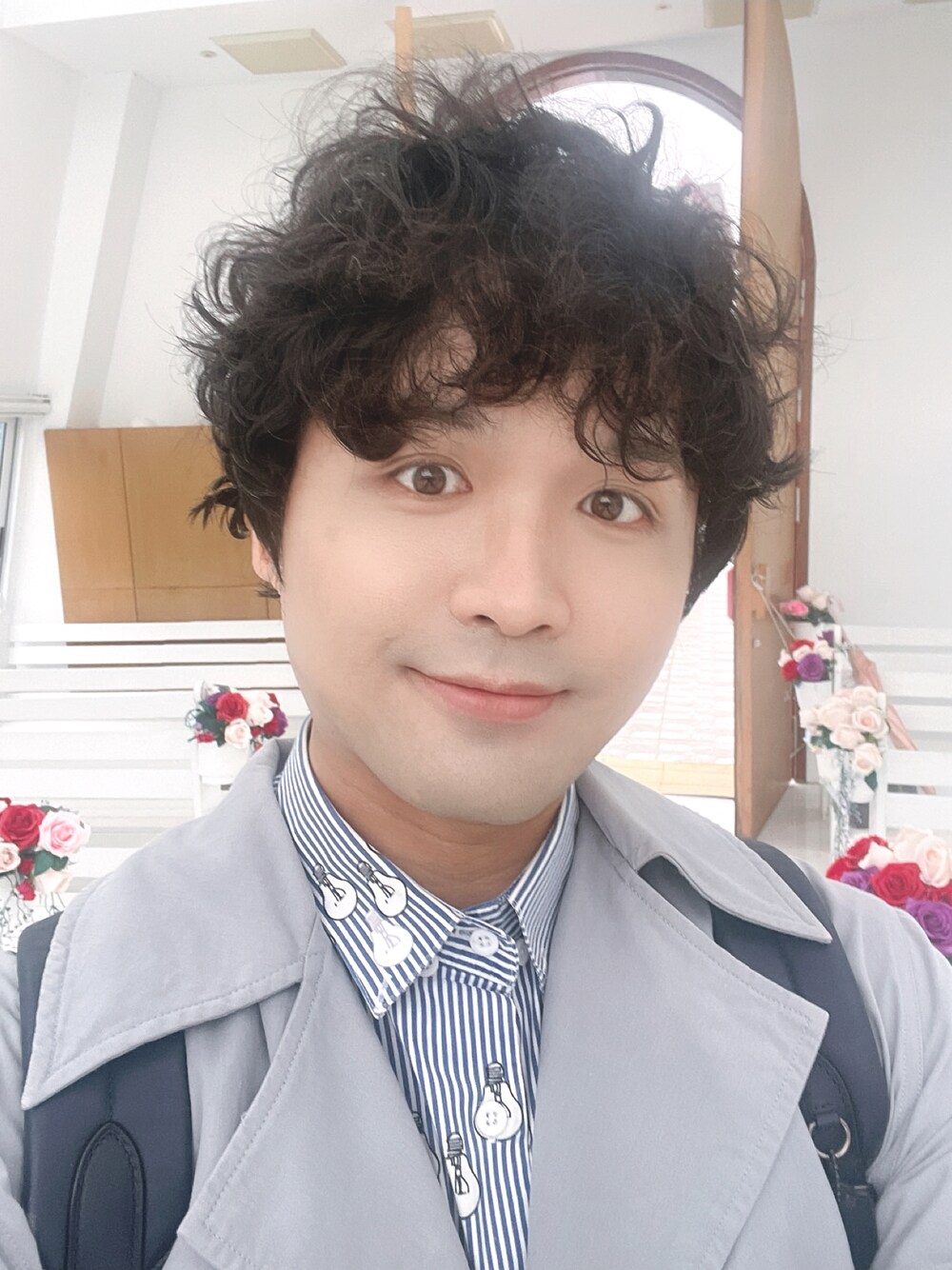 「COACHのアイテム（トレンチコート、ブルー系）」を使った、James laurentさん（メンズ・176cm）の春コーディネートの1枚目の写真