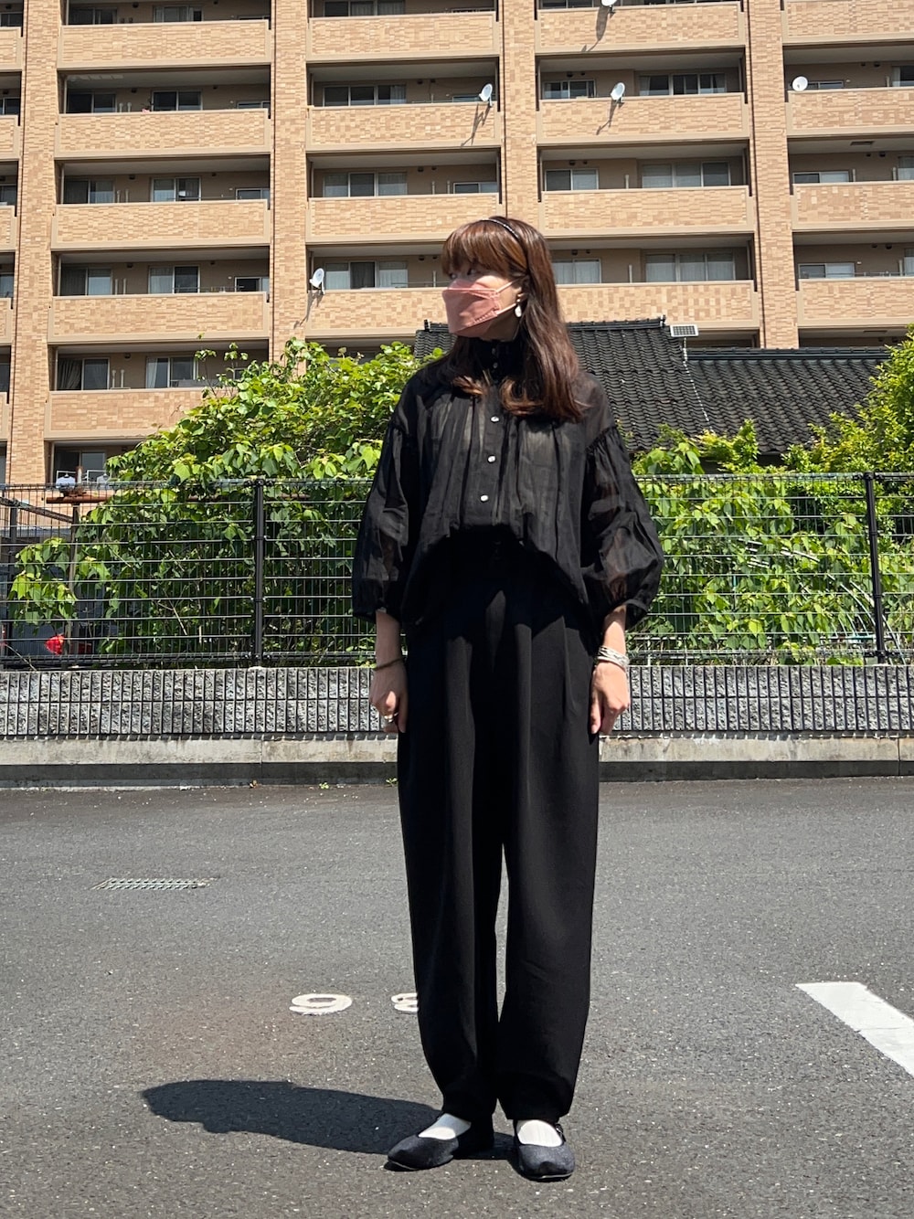 「シースルー、シースルートップス、ブラック、初夏コーデ、黒コーデ、スタンドカラー、モノトーン、バルーンパンツ、ママコーデ」｜「Sugar spoonの・SUGAR SPOON 2wayリブニットタンク＊（タンクトップ、ホワイト系）」を使った、☺︎ゆき❅*॰ॱさん（レディース・164cm）の春コーディネートの1枚目の写真