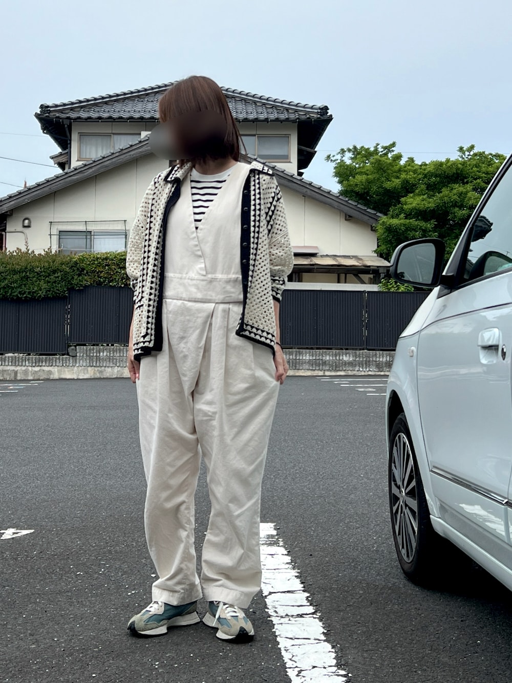「モノトーン、モノトーンコーデ、ゆるコーデ、ボーダートップス、ボーダーTシャツ、オーバーオール、カーディガン、かぎ編み、かぎ編みニット、ニューバランス」｜「PUAL CE CINの配色カギ針編み風襟付きカーディガン（カーディガン/ボレロ、ホワイト系）」を使った、☺︎ゆき❅*॰ॱさん（骨格ナチュラル・レディース・164cm）の夏コーディネートの1枚目の写真