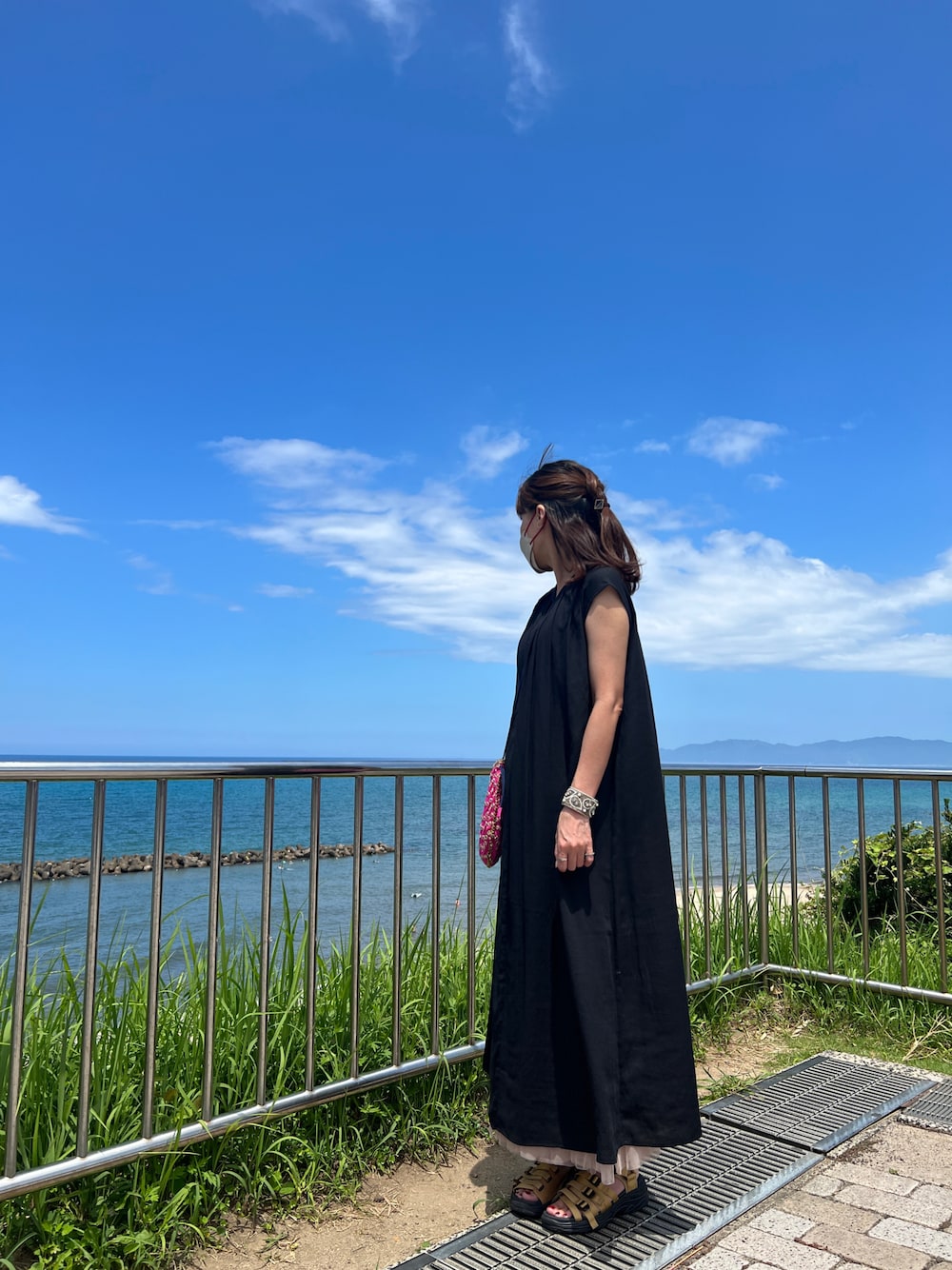 「お出かけコーデ、夏コーデ、大人女子、厚底サンダル、ワンピーススタイル、ブラック、楽ちんコーデ、スポーツサンダル、ワンピースコーデ、フラボア、ピンク×ブラック、チュールスカート」｜「natural coutureのたっぷりギャザーノースリワンピース（ワンピース、ブラック系）」を使った、☺︎ゆき❅*॰ॱさん（レディース・164cm）の夏コーディネートの1枚目の写真