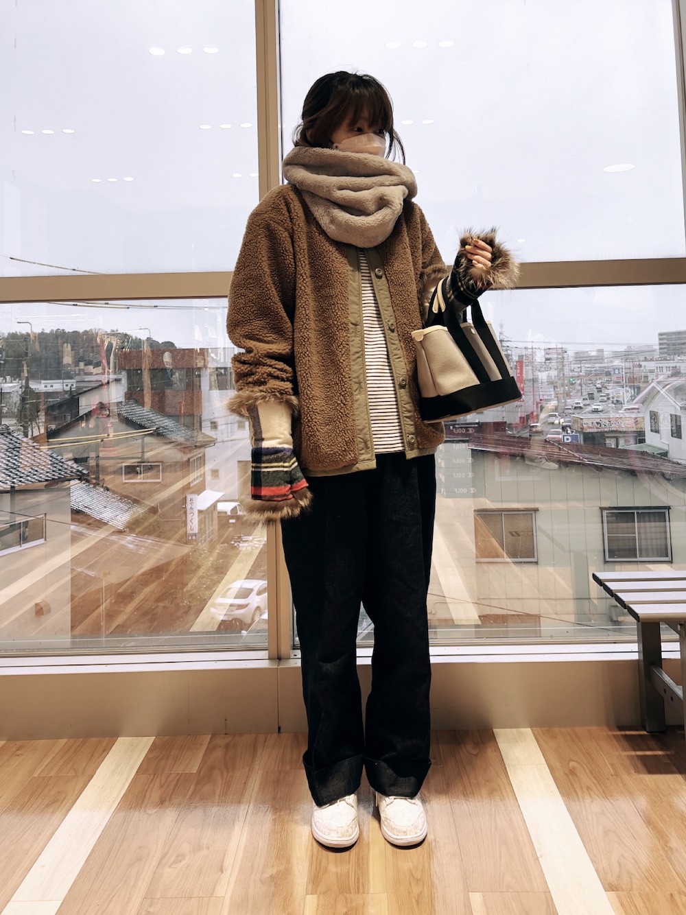 「休日コーデ、パンツスタイル、ワイドパンツ、ワイドデニム、alpha、ノーカラージャケット、ボアジャケット、ブラウンジャケット、ファーグローブ、チェック、ナイキ、スヌード、トートバッグ、ダンク、ダンクロー」｜「ALPHAのノーカラーボアジャケット（その他アウター、ブラウン系）」を使った、☺︎ゆき❅*॰ॱさん（レディース・164cm）の冬コーディネートの1枚目の写真