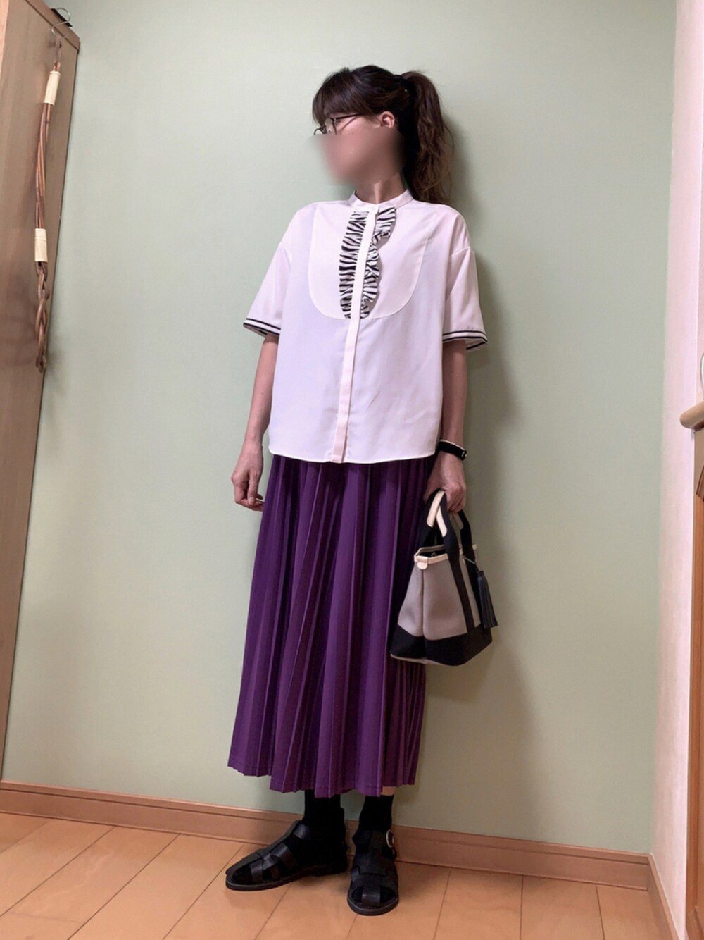 ホワイト系のシャツ/ブラウス、パープル系のその他パンツ、ベージュ系のトートバッグを着用したレディースの秋コーディネートの1枚目の写真