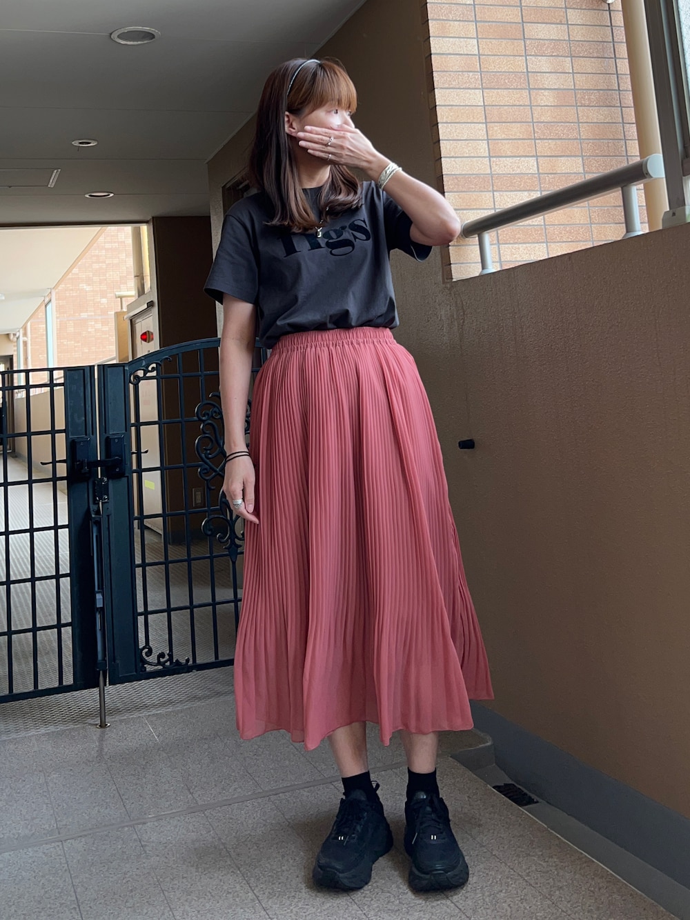 「夏コーデ、黒Tシャツ、ロゴT、ピンク、黒×ピンク、スケベピンク、プリーツスカート、ピンクスカート、HOKAONEONE、ママコーデ」｜「earth music&ecologyのふんわりプリーツスカート ＊（スカート、ピンク系）」を使った、☺︎ゆき❅*॰ॱさん（レディース・164cm）の春コーディネートの1枚目の写真