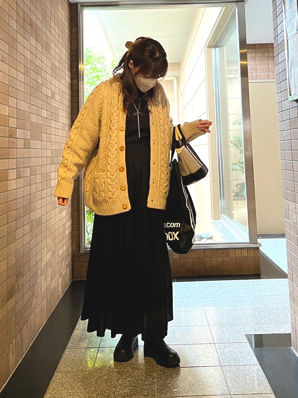 「大人コーデ、ニットコーデ、冬、スカートスタイル、カーディガンコーデ、黒ワンピ、ボーダートップス、ボーダーニット、サイドゴアブーツ、リボンネックレス、トートバッグ」｜「CAROLINA GLASERのCAROLINA GLASER / BSオープン 麻混ワンピース（ワンピース、ブラック系）」を使った、☺︎ゆき❅*॰ॱさん（レディース・164cm）の冬コーディネートの1枚目の写真