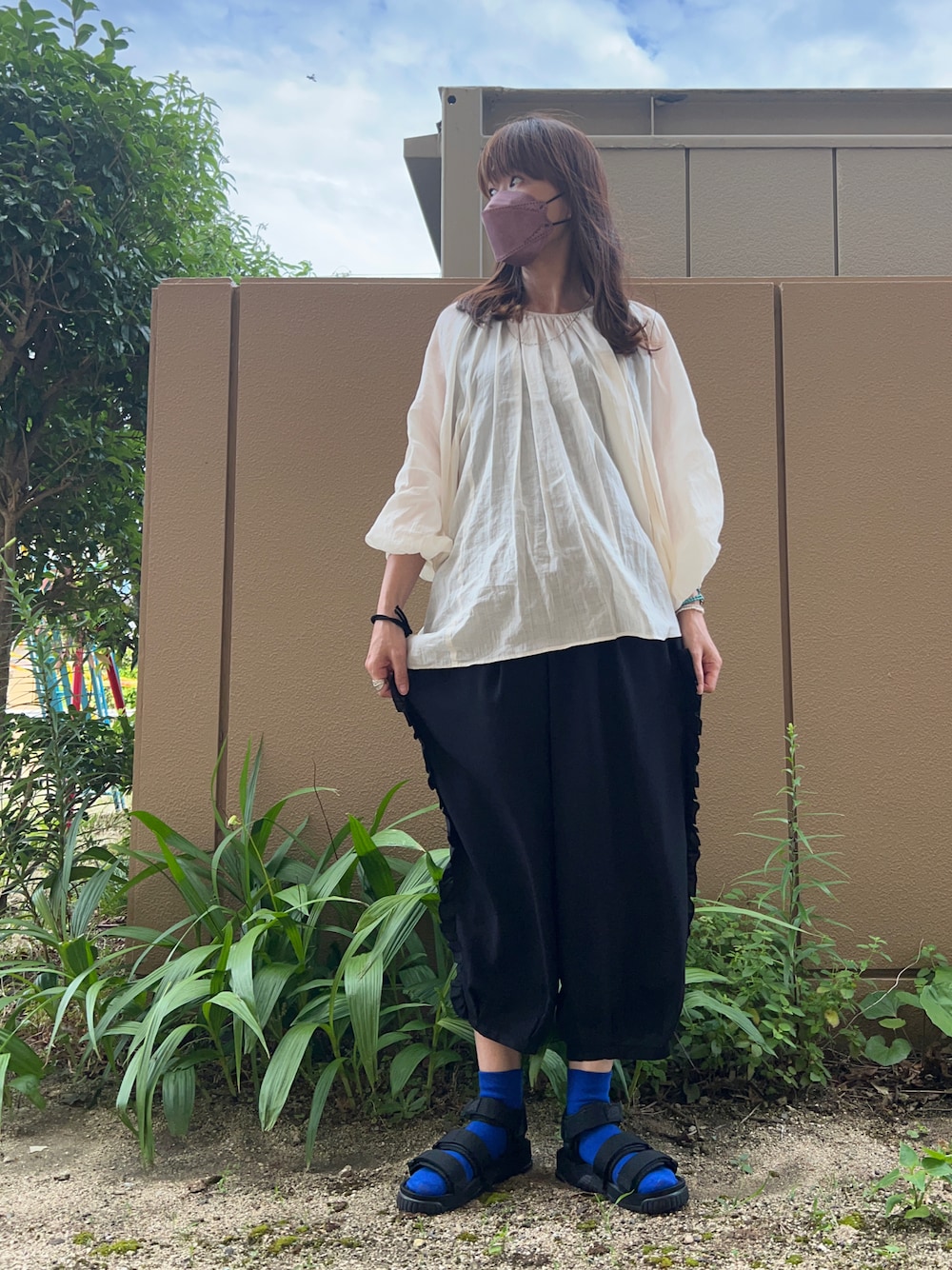 「休日スタイル、シンプル、オトナ女子、ボリューム袖、ボリュームスリーブ、白シャツ、黒パンツ、ゆるパンツ、ゆるだぼ、靴下 × サンダル、青ソックス、ママコーデ」｜「URBAN RESEARCHのラミーコットンペザントブラウス（Tシャツ/カットソー、ホワイト系）」を使った、☺︎ゆき❅*॰ॱさん（レディース・164cm）の夏コーディネートの1枚目の写真