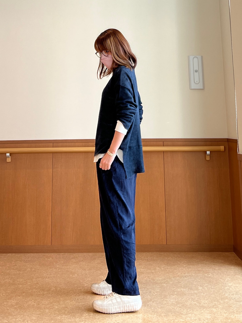 「春服デビュー宣言、オトナ女子、大人カジュアル、ゆるコーデ、シンプルコーデ、メガネ女子、ネイビー×ホワイト、ネイビー、サテンパンツ、ペイズリー、スニーカー、ハイカットスニーカー、春、ネイビーニット」｜「RAGEBLUEの天竺ロング/レイヤードロンT/217831（Tシャツ/カットソー、ホワイト系）」を使った、☺︎ゆき❅*॰ॱさん（レディース・164cm）の春コーディネートの1枚目の写真