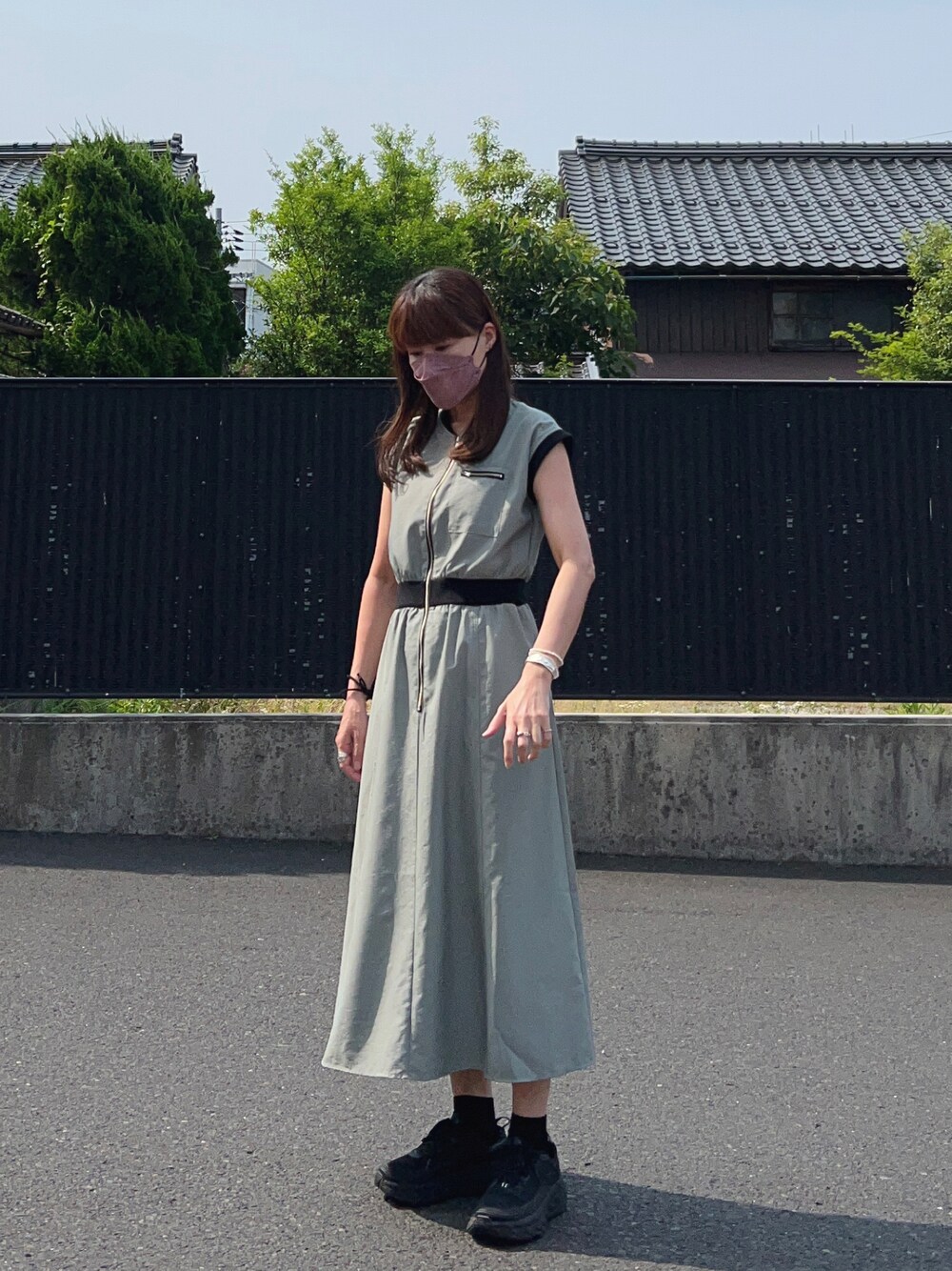 「夏コーデ、ワンピース、MA-1、カーキ、カーキワンピース、シンプル、スニーカーコーデ、HOKAONEONE、黒スニーカー、ブラック×カーキ、バングル、ブレスレット、ママコーデ」｜「COTORICAの【THE DAYZ TOKYO】MA-1デザインワンピース（ワンピース、グリーン系）」を使った、☺︎ゆき❅*॰ॱさん（レディース・164cm）の夏コーディネートの1枚目の写真